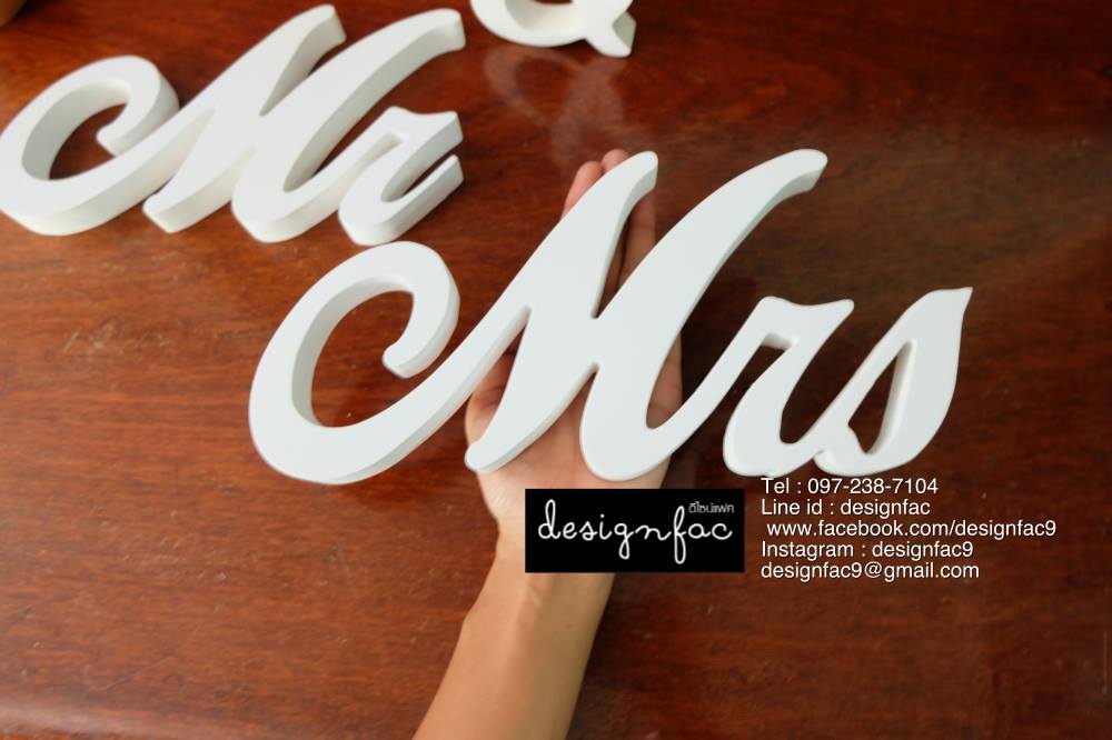 ตัวอักษรพลาสวูดแบบตั้งโต๊ะ Mr&Mrs สีขาว พร็อพงานแต่ง