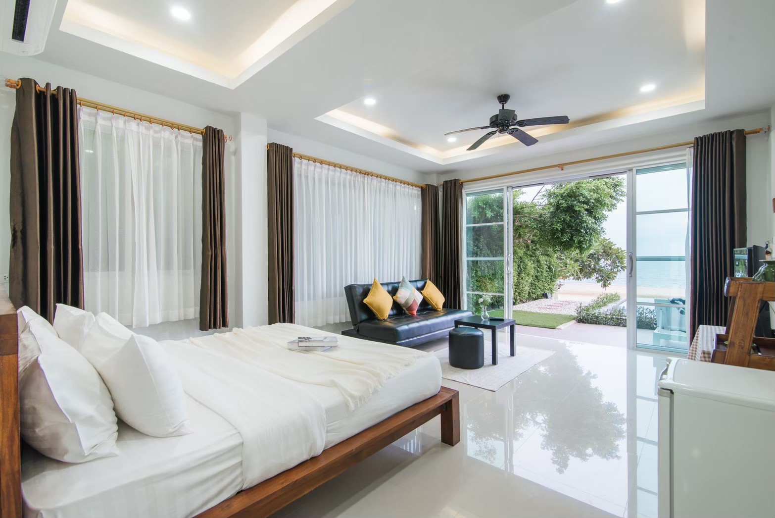 HR15045 บ้านพักติดทะเล The Moon Beach Villa