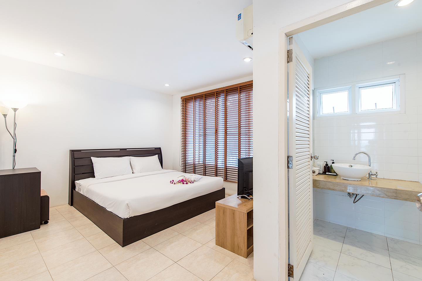 HR15072 บ้านพักติดทะเล The White Beach Villa Pranburi