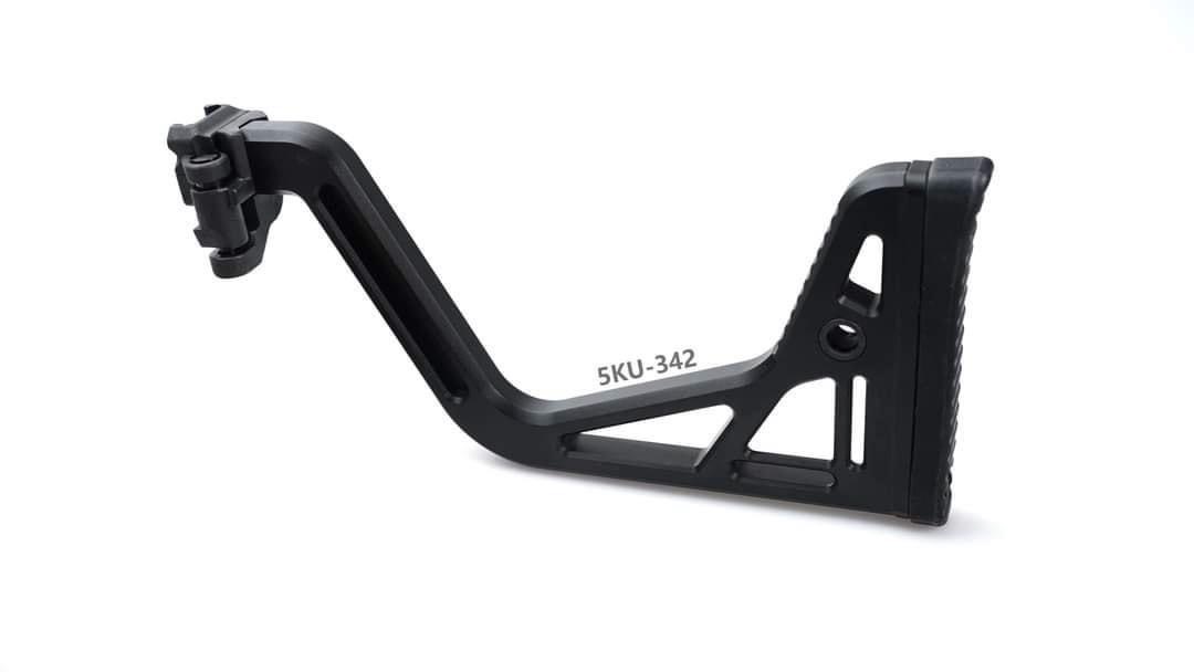 พานท้ายปืนแบบพับได้ ยี่ห้อ 5KU รุ่น Folding Visor Stock 1913 Interface (พานท้ายสำหรับหน้ากากกันแก๊สพิษ) คุณสมบัติ : พานท้ายพับได้ที่ออกแบบมาสำหรับผู้ที่สวมใส่หน้ากากกันแก๊สพิษ สามารถประทับเล็งปืนได้สะดวกยิ่งขึ้น ผลิตจากอลูมิเนียม น้ำหนักเบา ทนทาน ติดตั้งง