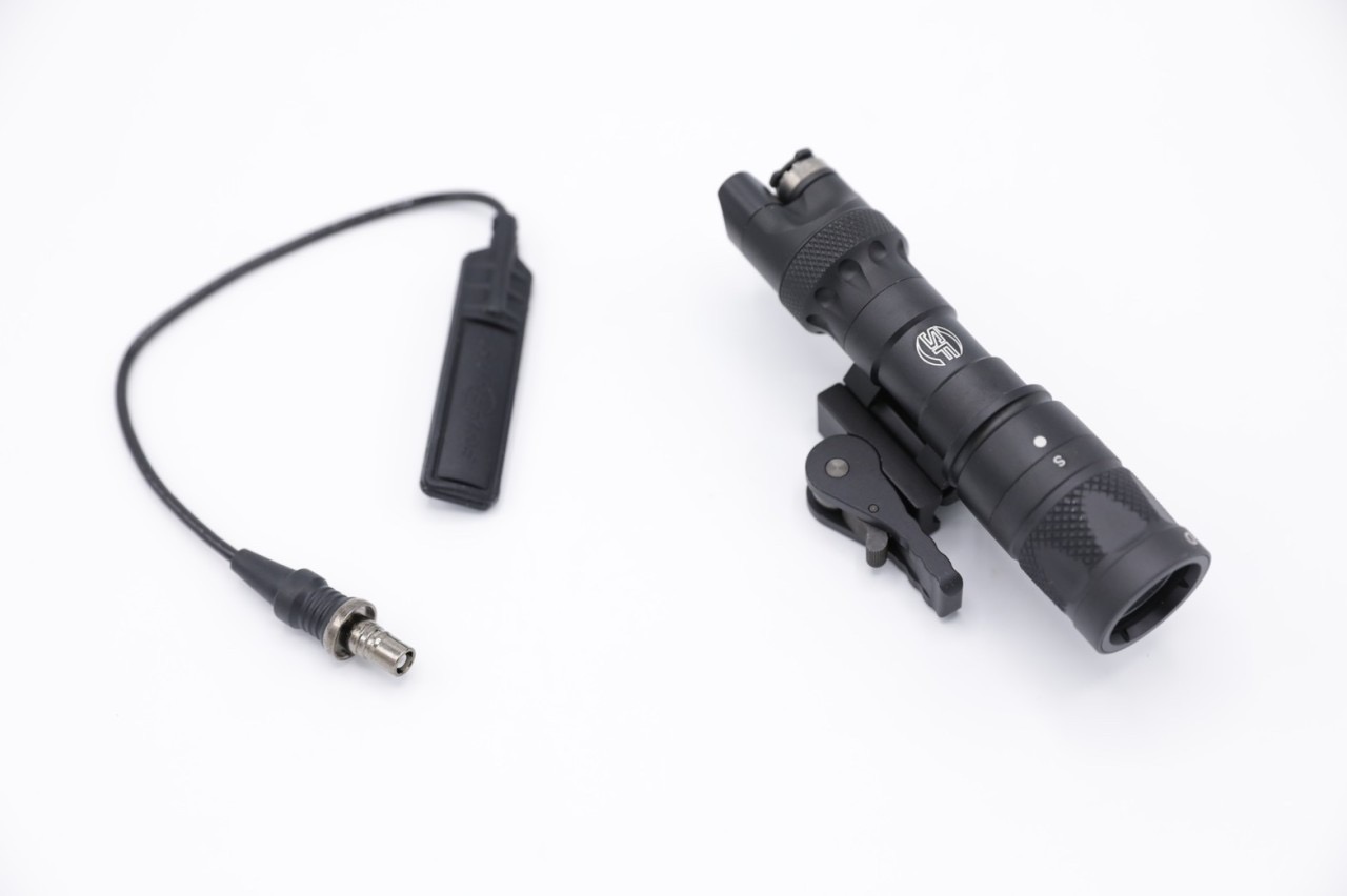 ไฟฉายติดปืน ยี่ห้อ Surefire รุ่น M323V คุณสมบัติ : ทำจากวัสดุ อลูมิเนียม6061 ระดับความสว่าง 400 Lumen มีทั้งโหมด โหมดไฟสว่างปกติ และ โหมดไฟกระพริบ มาตรฐานกันน้ำระดับ IP7 (กันน้ำลึก1เมตร นาน30นาที) มาพพร้อมสายหางหนูในชุด ใช้ถ่านขนาด CR123A จำนวน2ก้อน มี2สี