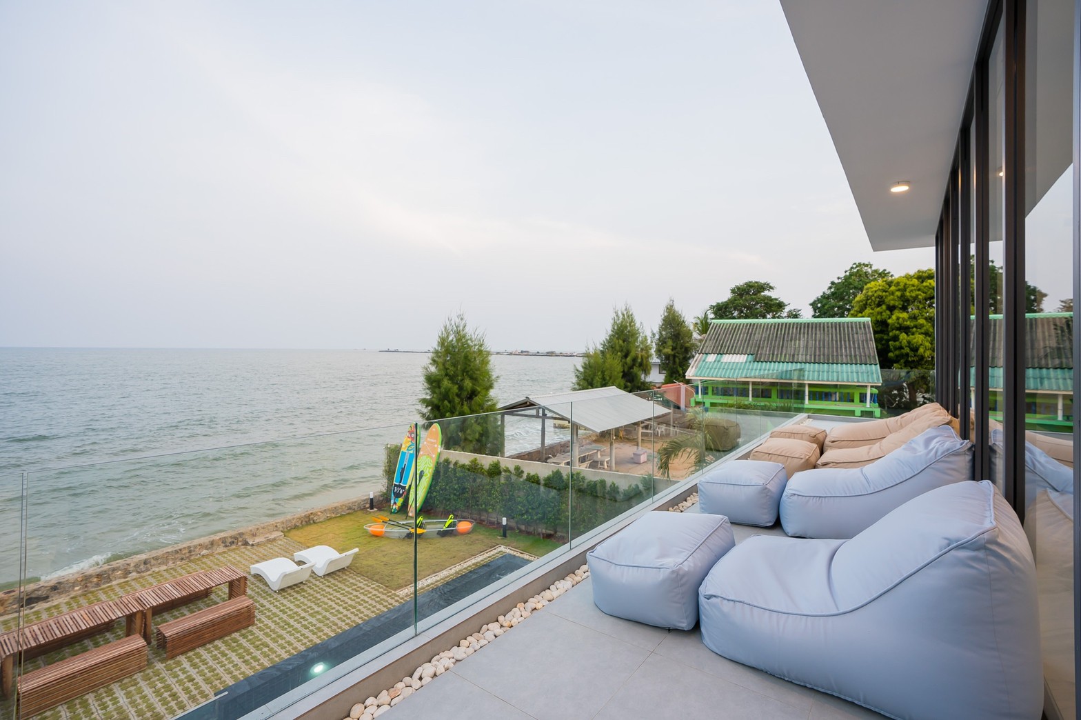 HR15060 บ้านพักติดทะเลชะอำ The Leon Beach Pool Villa Cha Am