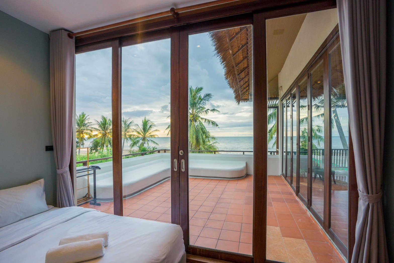 HR15061 บ้านพักติดทะเล The Pamila Beach Villa Kuiburi