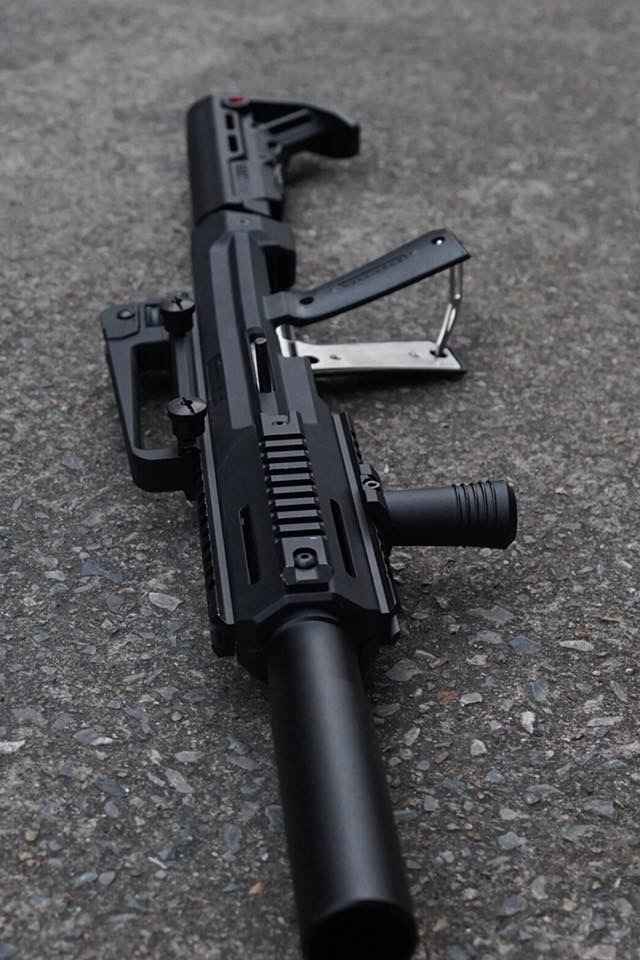 New.HERA ARMS cabine conversion kit สำหรับปืนสั้น 1911 มาพร้อมท่อมีลักษณะคล้ายไซเรนเซอร์ แต่ภายในกลวง รูโต มโหฬาร กว้างเหมือนปากแก้วน้ำ ภายในเสริมโครงโลหะ เพิ่มความแข็งแรงทำให้มันรับแรงรีคอล์ยได้สูง แต่ ไม่มีพานท้าย และกิ๊ฟมือหน้า มาให้ ใส่พานท้าย M4 ได้ค