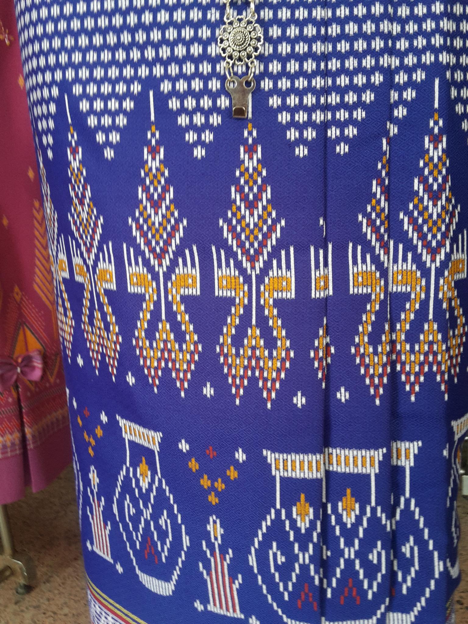 ผ้าซิ่นสำเร็จรูปผ้าซิ่นผ้าฝ้าย แบบป้ายแต่ง 3 จีบกระดุมกระลา ผ้าถุงสำเร็จรูปสีน้ำเงินสว่าง