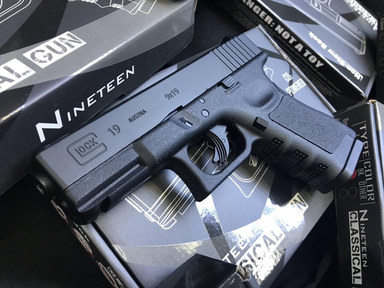 New.Classical Gun Glock19 ระบบแก๊ส Co2 แรง 5xx fps ใช้ลูกกระสุนขนาด 6mm ไม่มีโบวแบล็ค หรือดึงสไลค์ไม่ได้ จึงเป็นที่มาของความแรงปืน และทนทานกว่า ปืนสั้น Co2 ที่มีโบวแบล็คทั่วไป ตัวปืนถอดแบบจากปืนจริง ทั้งขนาดและน้ำหนัก สไลด์โลหะ โครงไนลอน Nylon ราคาพิเศษ