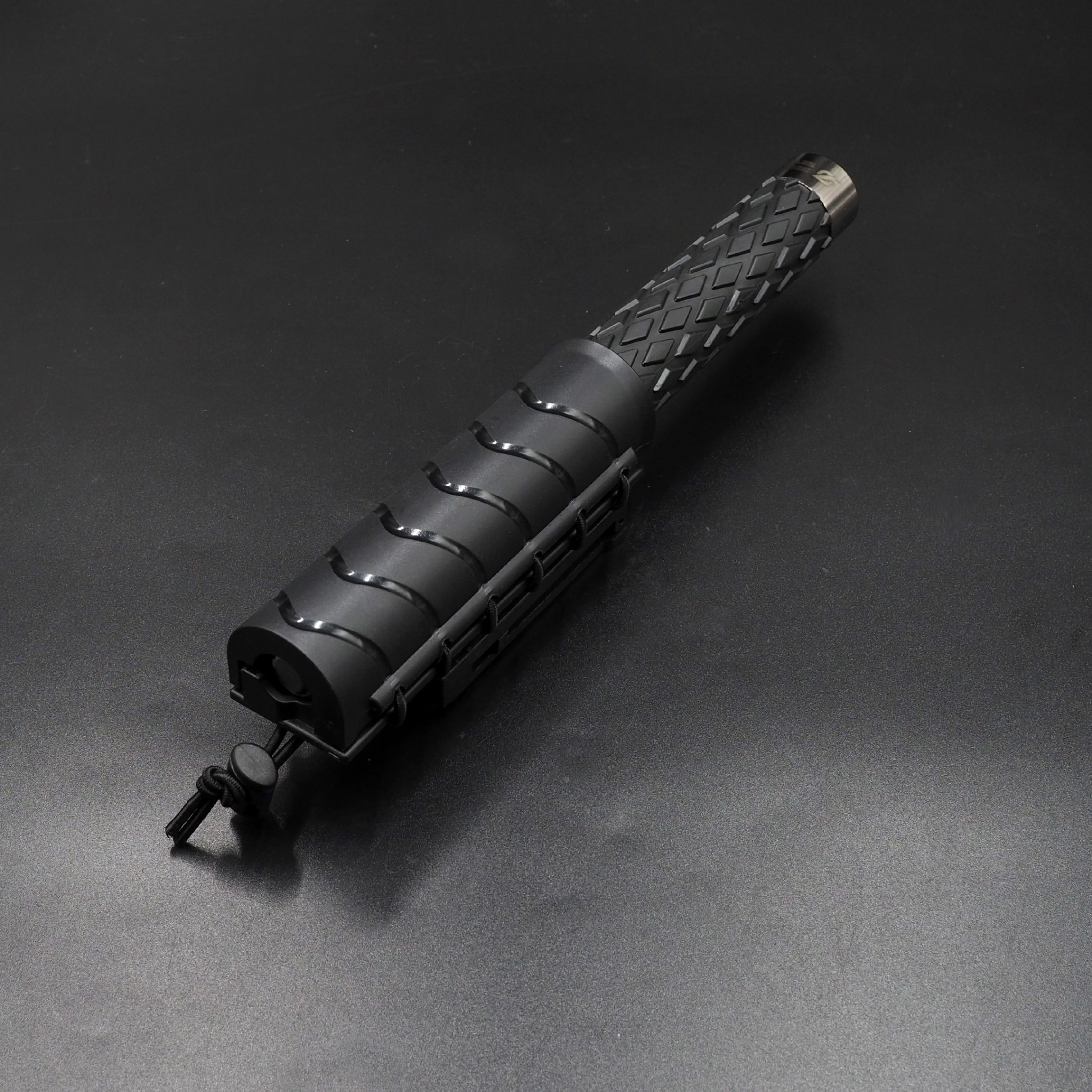 New. ดิ้วกระแทก 25" Sector seven ครบชุด (ด้ามยาง) (SET-B) - กระบองผลิตจากเหล็กชุบแข็ง ไม่คดงอง่าย ใช้งานรวดเร็ว เพียงมือเดียว - ผลิตจากวัสดุ เหล็กชุบแข็ง เกรดคุณภาพ - ใช้สะบัดเพื่อยืดออก กระแทกเมื่อเก็บ - ด้ามจับฟองน้ำ Dia ขนาด 28.5 มม. - ความยาวหลัง