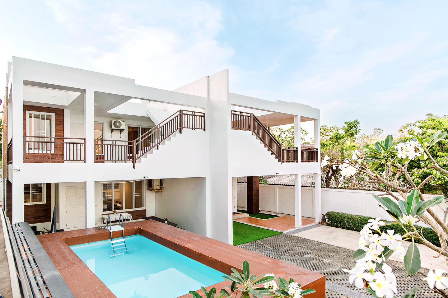 HR15072 บ้านพักติดทะเล The White Beach Villa Pranburi