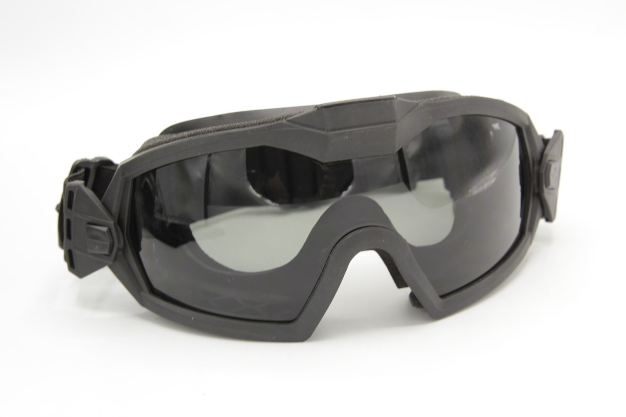 แว่นตากันลมรุ่นมีพัดลม (Regulator Updated version with Fan Goggle) แว่นตากันลมมาพร้อมพัดลมไล่ฝ้า เลนส์เเว่นตา 2 สีให้เลือกเปลี่ยน #สีดำ #สีใส กรอบแว่นมี 2 สี #สีดำ #สีทราย ราคา 1,500 บาท