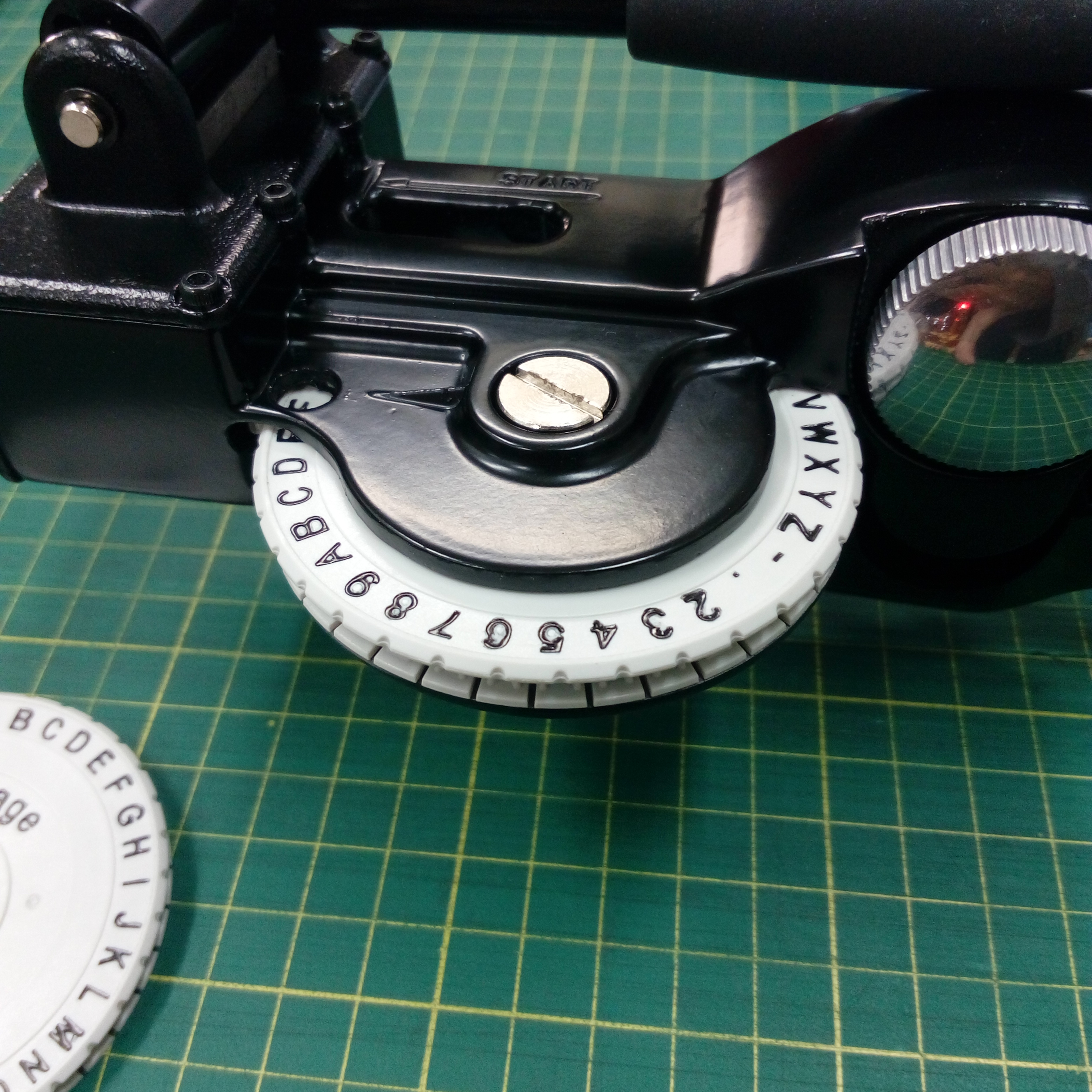 DYMO จานอักษร แบบ Reverse สำหรับเครื่องพิมพ์ ป้ายแสตนเลส Stainless TAG EMBOSSER