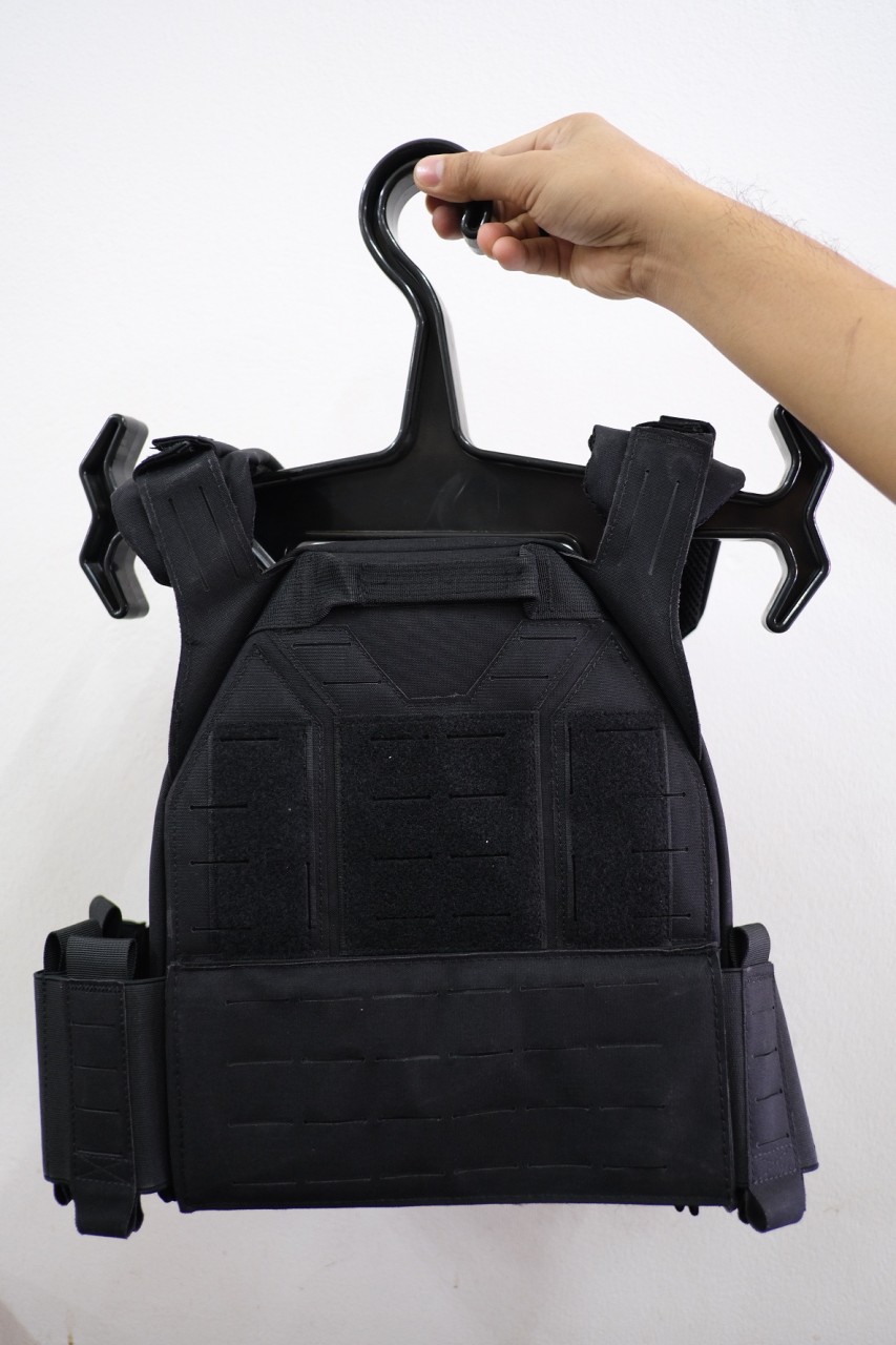 เสื้อเวส ยี่ห้อ Universal Armor รุ่น X-future คุณสมบัติ : #มีเพ้าใส่แม็กกาซีนปืนยาว3ช่องในตัว #มีที่ปลดไวทั้งหมด3จุด ทำให้สวมใส่สะดวกสบาย และ ในกรณีต้องการปลดเสื้อเกราะฉุกเฉินก็ทำได้ง่าย #ด้านในออกแบบมาให้ระบายอากาศได้ดี ไม่ร้อนง่าย #ด้านในออกแบบมาให้มีฟอ