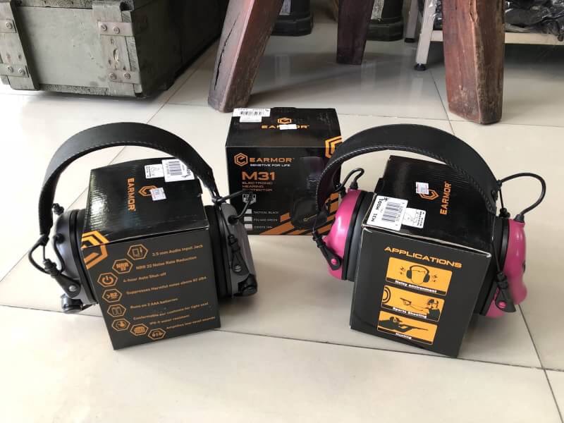 New.EARMOR/รุ่น M31 ปกป้องการได้ยินของคุณก่อนสายไป อุปกรณ์ครอบหูอิเล็กทรอนิกส์สำหรับนักกีฬายิงปืน - ลดเสียงปืน และช่วยขยายเสียงรอบข้างให้ดังขึ้น - ใช้แบตเตอรี่ AAA X 2 อายุการใช้งาน 350 ช.ม. - กันน้ำมาตรฐาน IPX5 - พร้อมการรับประกัน - พร้อมแจ๊ค 3.5mm เชื่อ