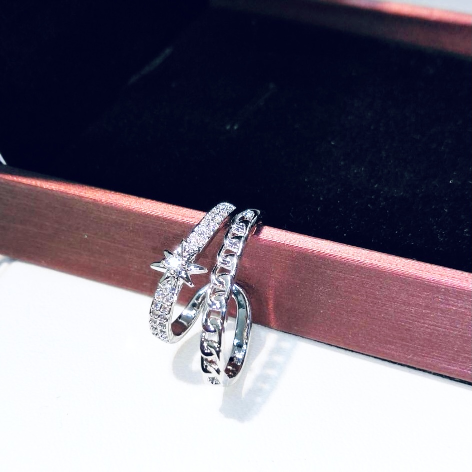 ear cuff สีเงิน ใส่หูขวา ลายโซ่และเพชรแถวติดดาว งานสวยน่ารัก เรียบหรู สินค้าเกรดดี สีไม่ลอกไม่ดำ