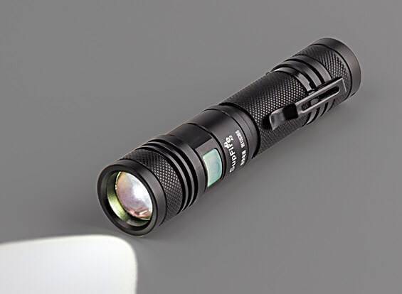 New.ไฟฉายยุทธวิธี A2 LED กันน้ำ มาพร้อมที่ชาต์ ถ่านชาต์ แรง 950LM เหมาะเป็นไฟฉายคู่ใจ พกพาสะดวก แต่สว่างมาก 🔰Body ทำจาก Aluminium แข็งแรง น้ำหนักเบา ทนทาน 🔰มี 5 Mode (High, Medium, Low, Strobe) ➡️Mode 1 : สว่าง 950LM ใช้งานต่อเนื่อง