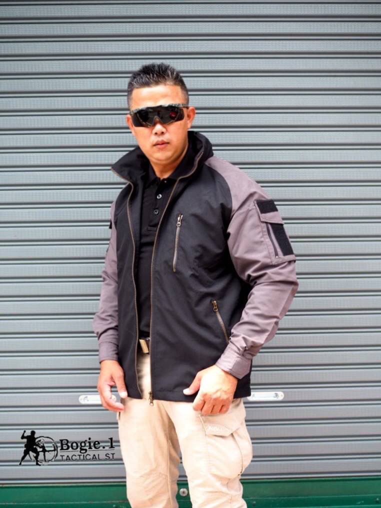 เสื้อแจ๊คเก็ต JKT H-1 เนื้อผ้า:Micro+Polyester ที่มีขนาดเล็กและมีการเพิ่มช่องว่างในเส้น ผ้าที่ผลิตจากเส้นด้ายใยสังเคราะห์ (Polyester) ที่มีขนาดเล็กและมีการเพิ่มช่องว่างในเส้นใย ซึ่งทำให้เนื้อผ้ามีเนื้อสัมผัสที่เนียนนุ่ม เบาสบาย ทนทาน และระบายอากาศได้ดี ที
