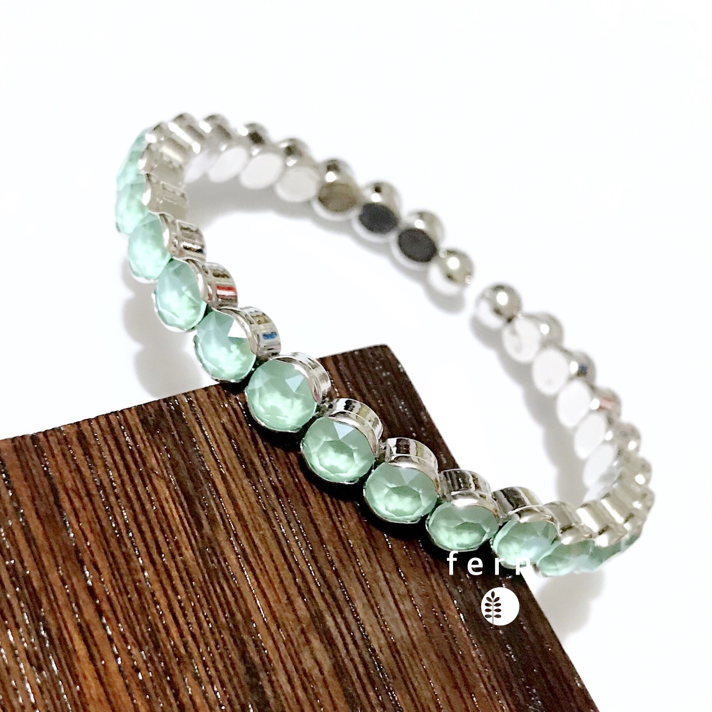 กำไลจิวเวลรี่คริสตัลสีมิ้นท์ ตัวเรือนสีเงิน คริสตัลจาก swarovski ขนาด 5 mm งานสวยเรียบหรูดูดีมากๆ ค่ะ สินค้าเกรดพรีเมี่ยม ขนาดกำไล 5.5 cm ความยาวประมาณ 17 cm #MadeinKorea