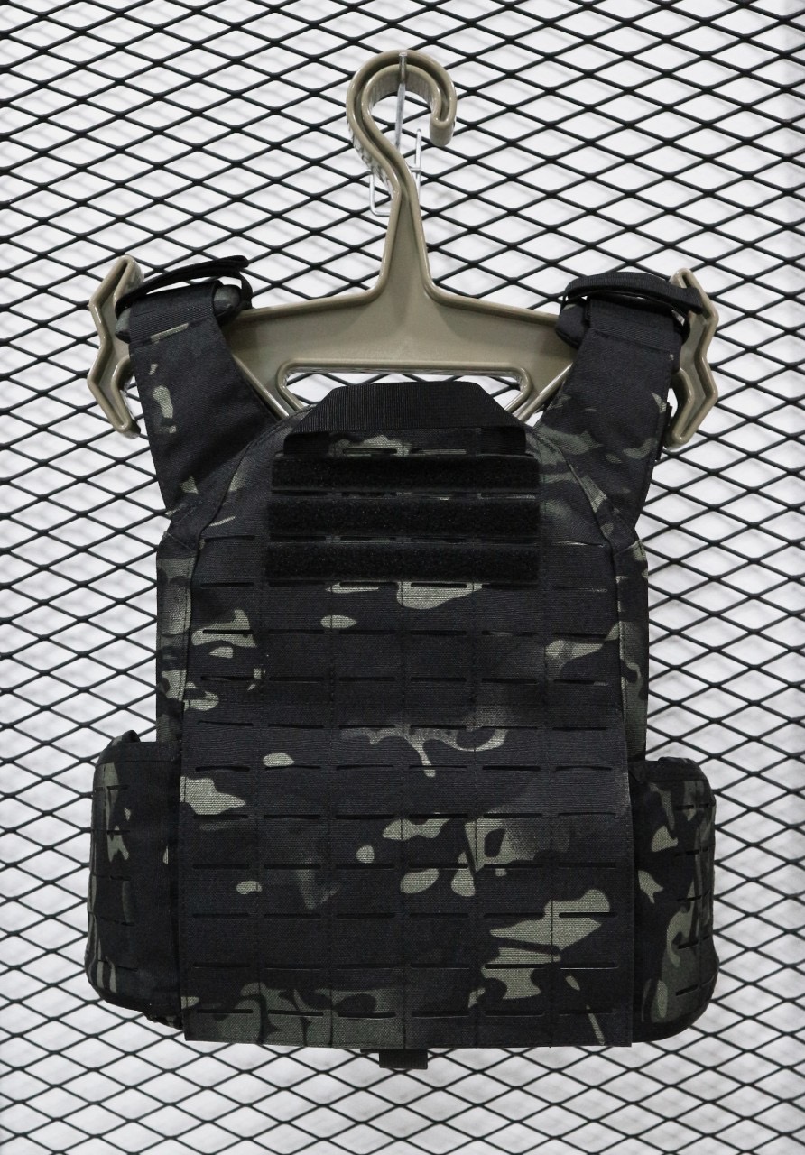 (clapping hands)เพิ่ม สีพรางดำ ค่ะ (clapping hands) (fire)เสื้อเกราะปลดไว Swat Vest V4 ( V4 Quadrelease Tactical Vest ) ♠ ผลิตจากผ้า Nylon 1000D เกรดคุณภาพ ♠ ติดตั้งชุดปลดไวถึง 4 จุด ใช้งานสะดวก ♠ ผ่านการ Laser cut เป็น Molle Vest ทั้