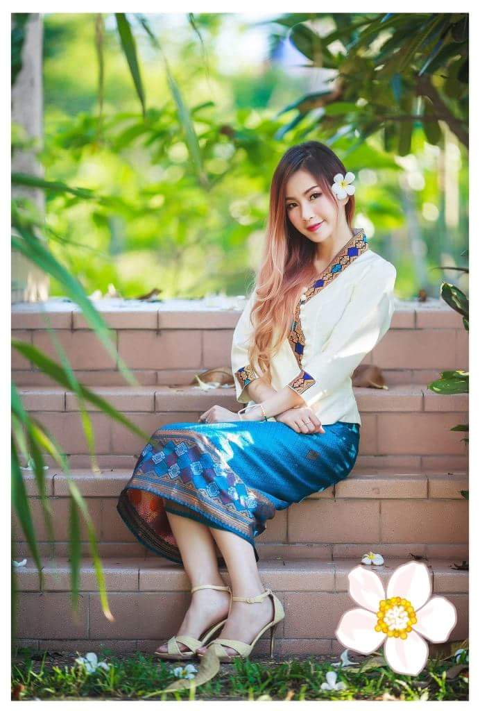 ผ้าถุงสำเร็จ ผ้าซิ่นสำเร็จรูปผ้าซิ่นลาว แบบป้ายเลื่อนตะขอ สีน้ำตาลเมเทิลลิควาว