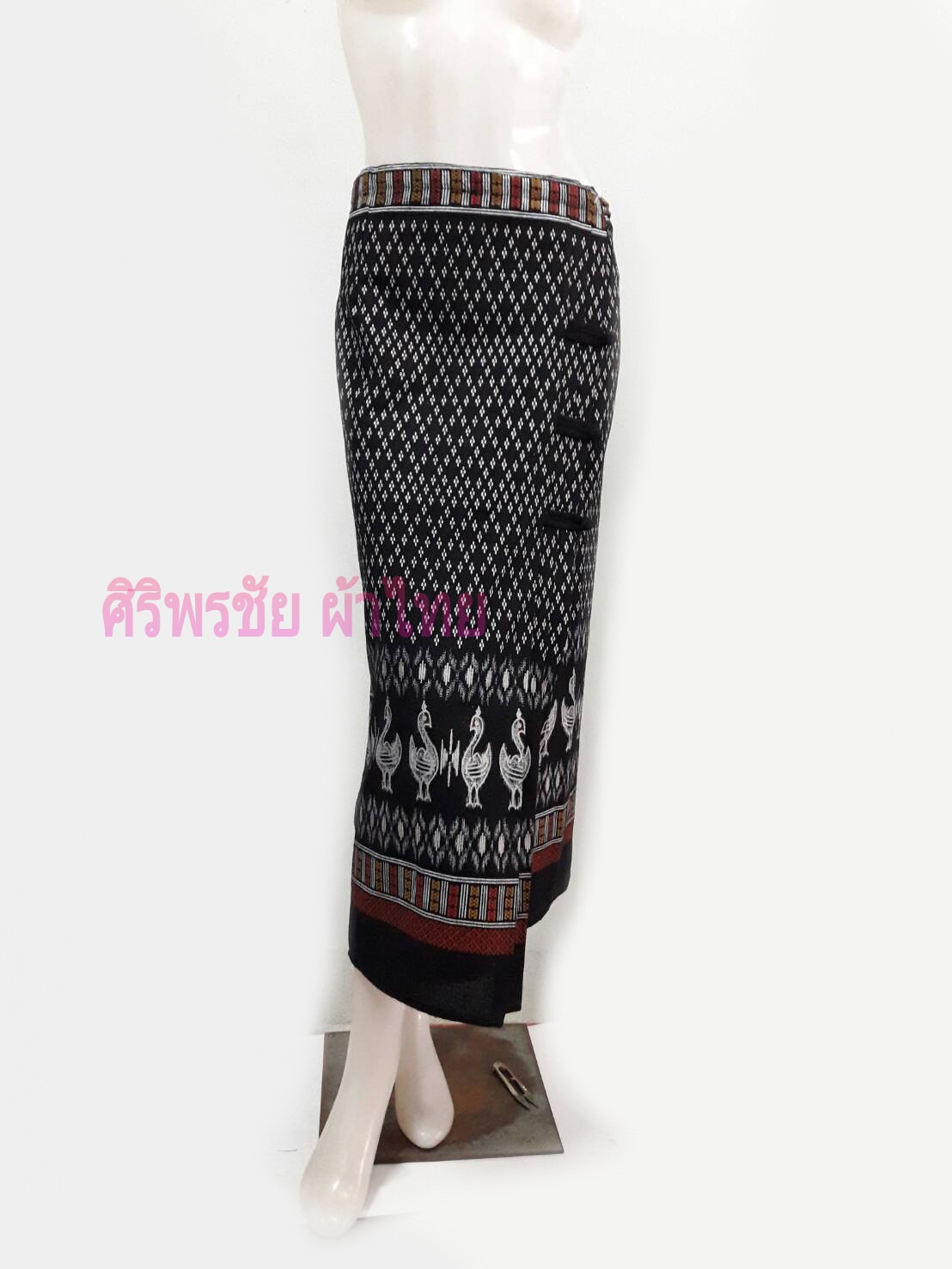 ผ้าซิ่นสำเร็จรูปผ้าซิ่นผ้าฝ้ายสีดำ แบบป้ายแต่ง 3 จีบกระดุมผ้าปั้ม ผ้าถุงสำเร็จรูปสีดำ ผ้ามัดหมี่อิสานสำเร็จสำเร็จรูป