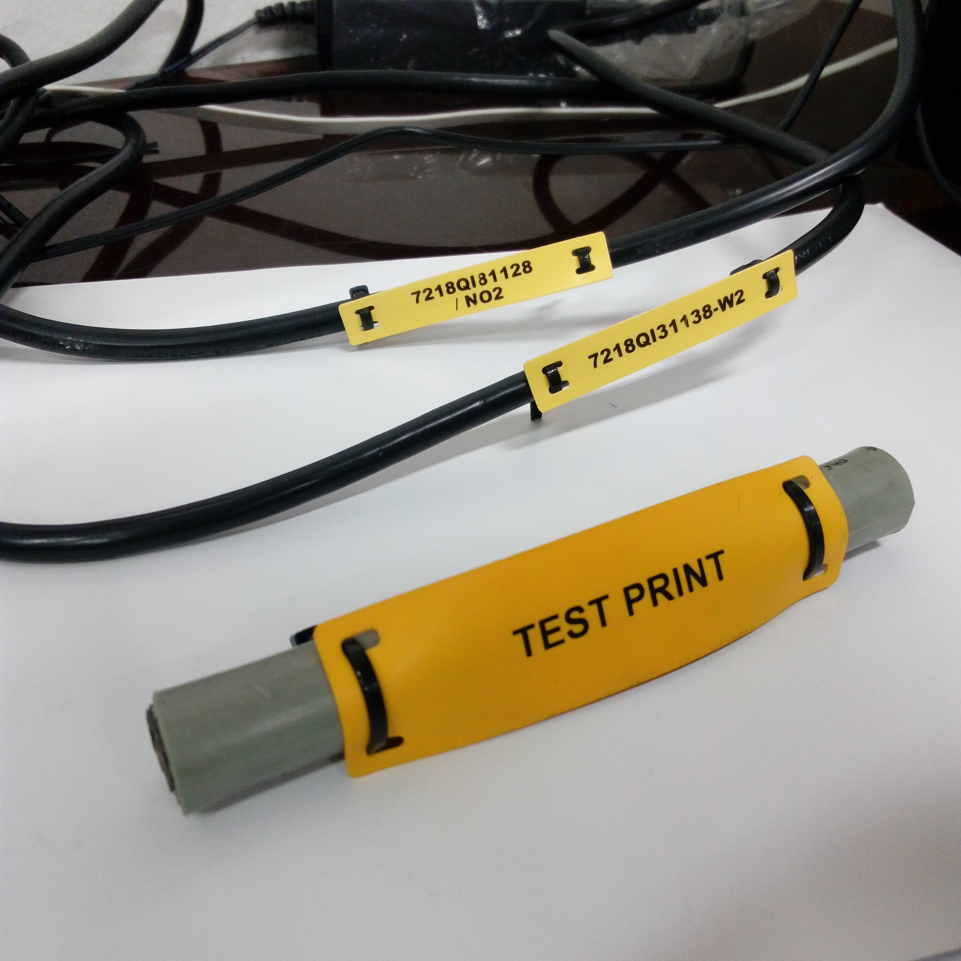 แท็กมาร์คสายไฟ สีเหลือง/สีขาว 90x25 mm. SUMITAG Standard Cable Labels