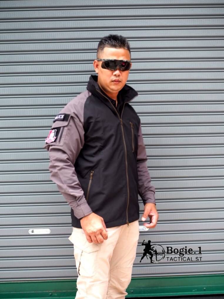 เสื้อแจ๊คเก็ต JKT H-1 เนื้อผ้า:Micro+Polyester ที่มีขนาดเล็กและมีการเพิ่มช่องว่างในเส้น ผ้าที่ผลิตจากเส้นด้ายใยสังเคราะห์ (Polyester) ที่มีขนาดเล็กและมีการเพิ่มช่องว่างในเส้นใย ซึ่งทำให้เนื้อผ้ามีเนื้อสัมผัสที่เนียนนุ่ม เบาสบาย ทนทาน และระบายอากาศได้ดี ที