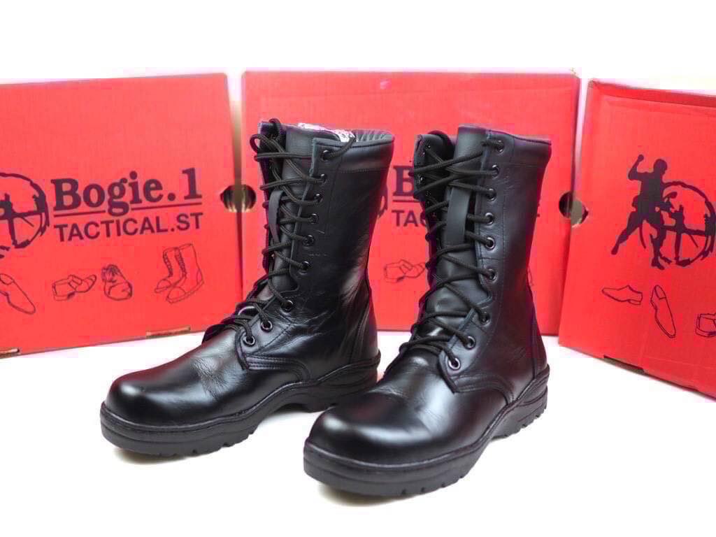 👢 รองเท้าคอมแบท 𝑩𝒐𝒈𝒊𝒆𝟏 👢 รุ่น E2 (ไม่มีซิปข้าง ร้อยเชือก รูตาไก่) _____________________ . ✅ หนังวัวแท้ 100% ผ่านกรรมวิธีพิเศษ ทำให้หนังมีความนุ่มสบายไม่กัดเท้า ✅ เหมาะกับชุดฝึก