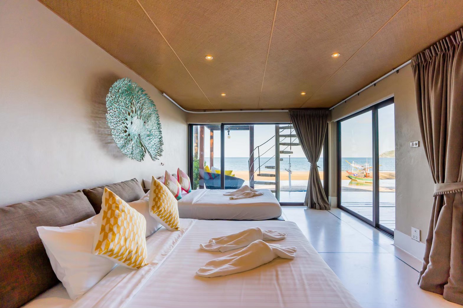 HR15064 บ้านพักติดทะเล The Ocean Beach Villa, Sam Roi Yod.