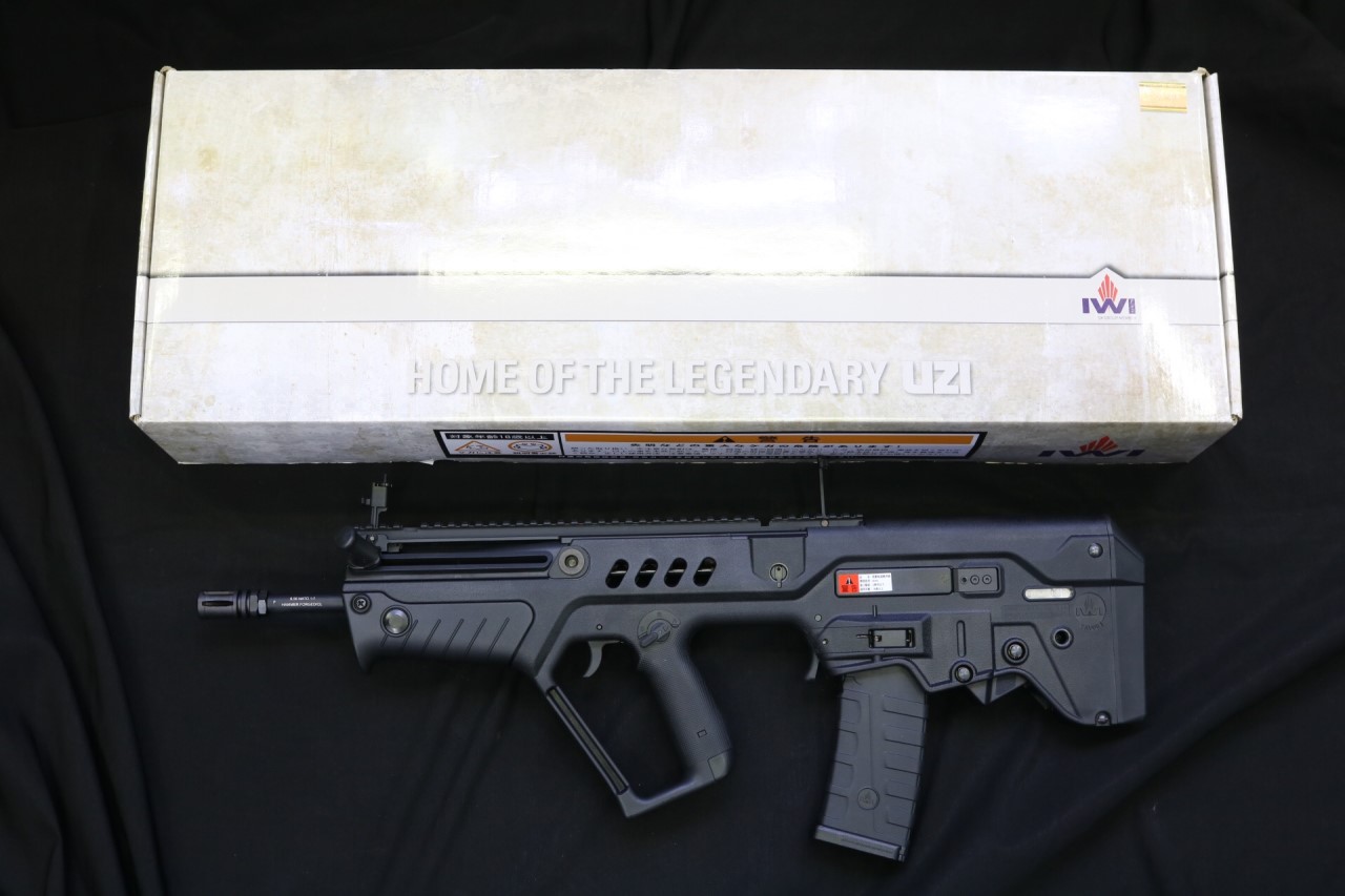 Umarex IWI Tavor SAR GBBR (by KWA) - Black ราคา: 16,900 บาท ยี่ห้อสินค้า: Umarex รหัสสินค้า: KWA-T21-G Hop-Up: ปรับได้ น้ำหนัก: 3,738 กรัม ความยาว: 700 มม ความจุแมกกาซีน: 36 นัด แรง: 440 fps (1.78 จูล) ใช้ได้ทั้ง: Green Gas / Top Gas https://youtu.be/PheW