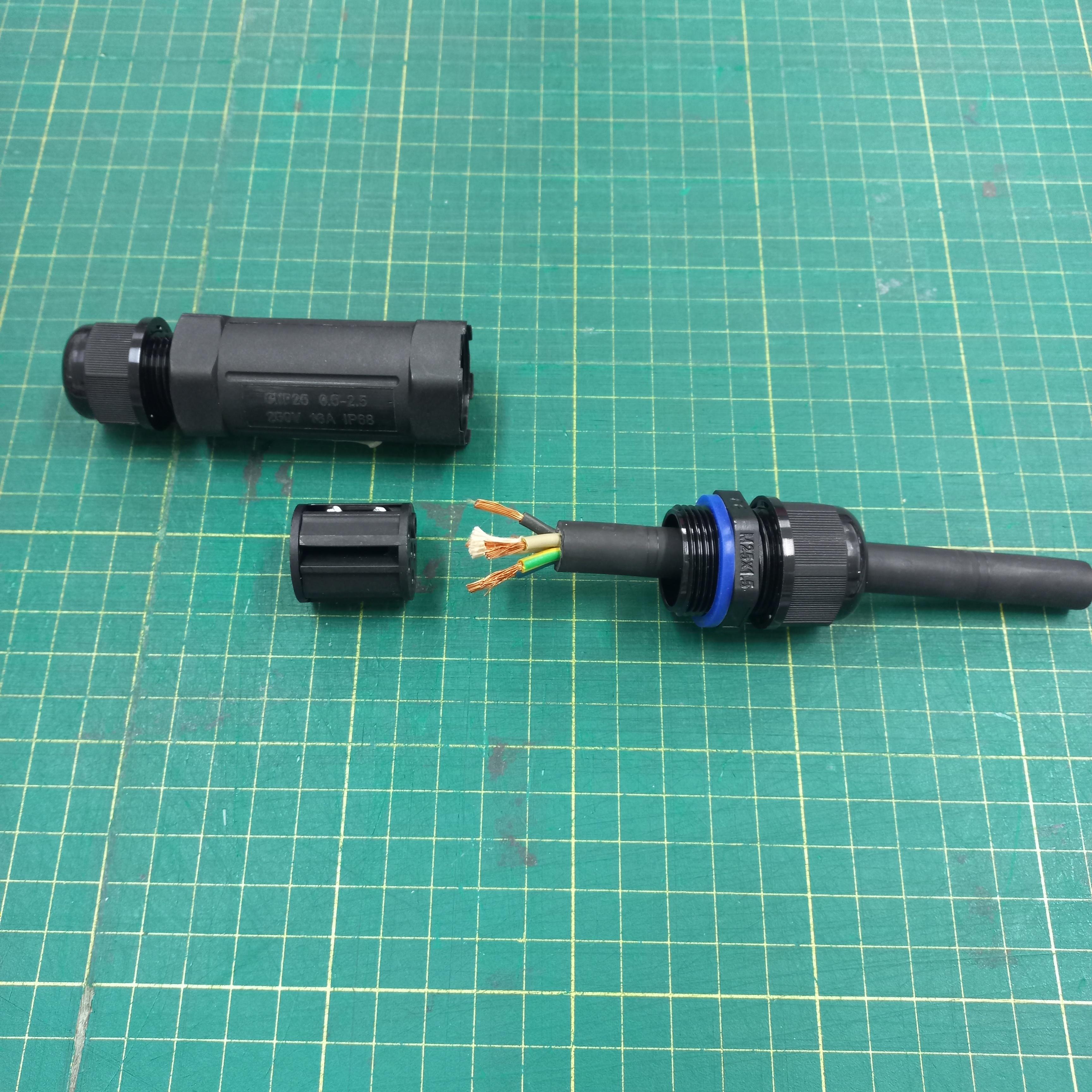 ข้อต่อสายไฟกันน้ำ ใช้กับสายไฟฟ้า เบอร์ 0.5 ถึง 2.5 mm² 4 เส้น แบบขันน็อต