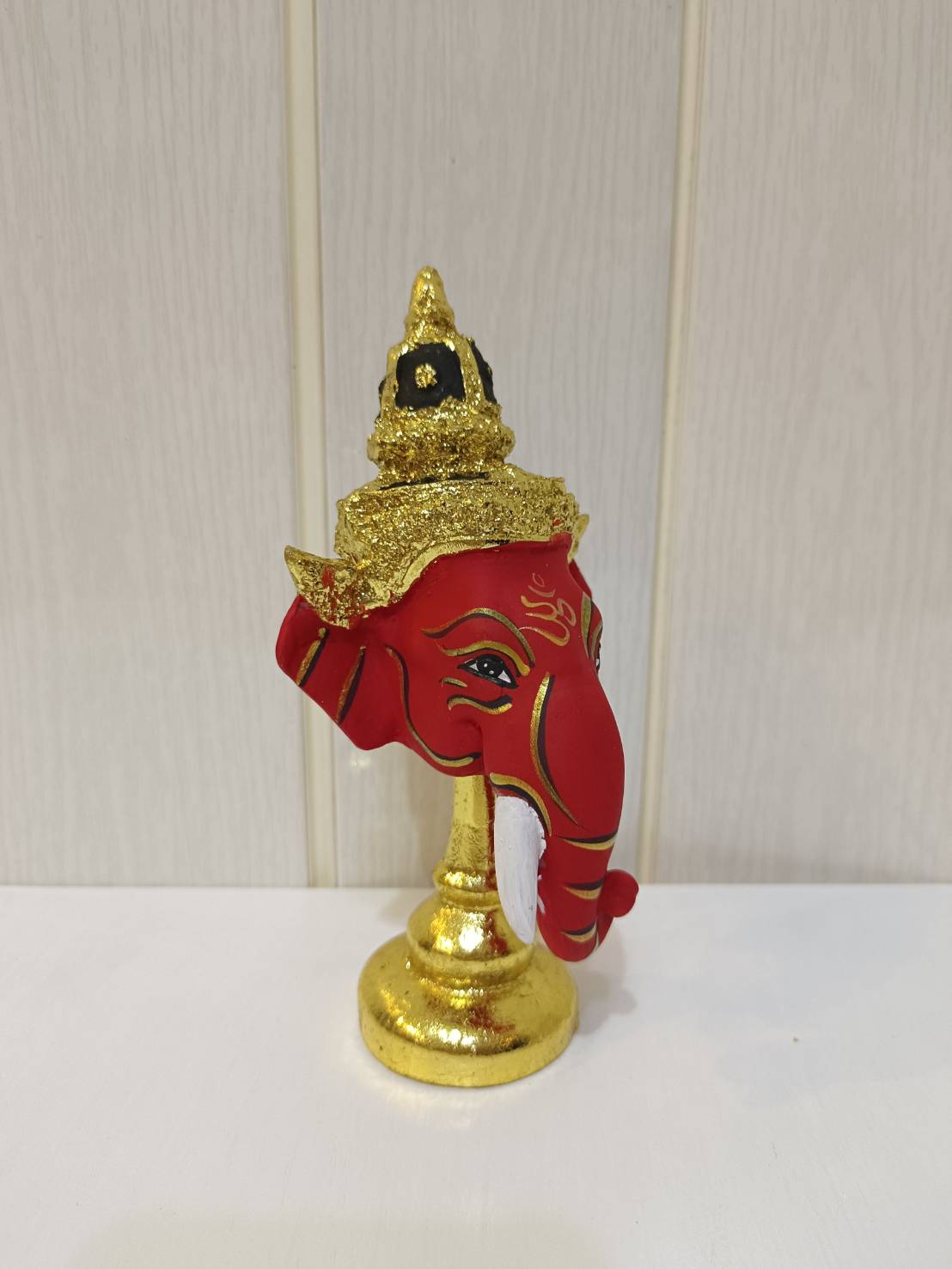 พระพิฆเนศ ขนาดจิ๋ว ขนาดตั้งหน้ารถ พร้อมฐานปิดทอง (สีแดง)
