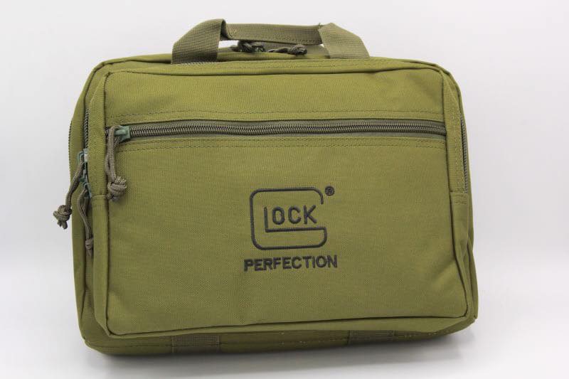 กระเป๋าปืนสั้น Glock ช่องด้านในบุกันกระแทก ตัวซิปมีรูสำหรับให้ล๊อคกุญแจได้ สามารถใส่ปืนสั้นได้2กระบอก และ แม็คกระซีน5แม็ค มี4สี -สีดำ -สีทราย -สีเขียว -สีเทา ราคา 1,300 บาท Eme 100 บา
