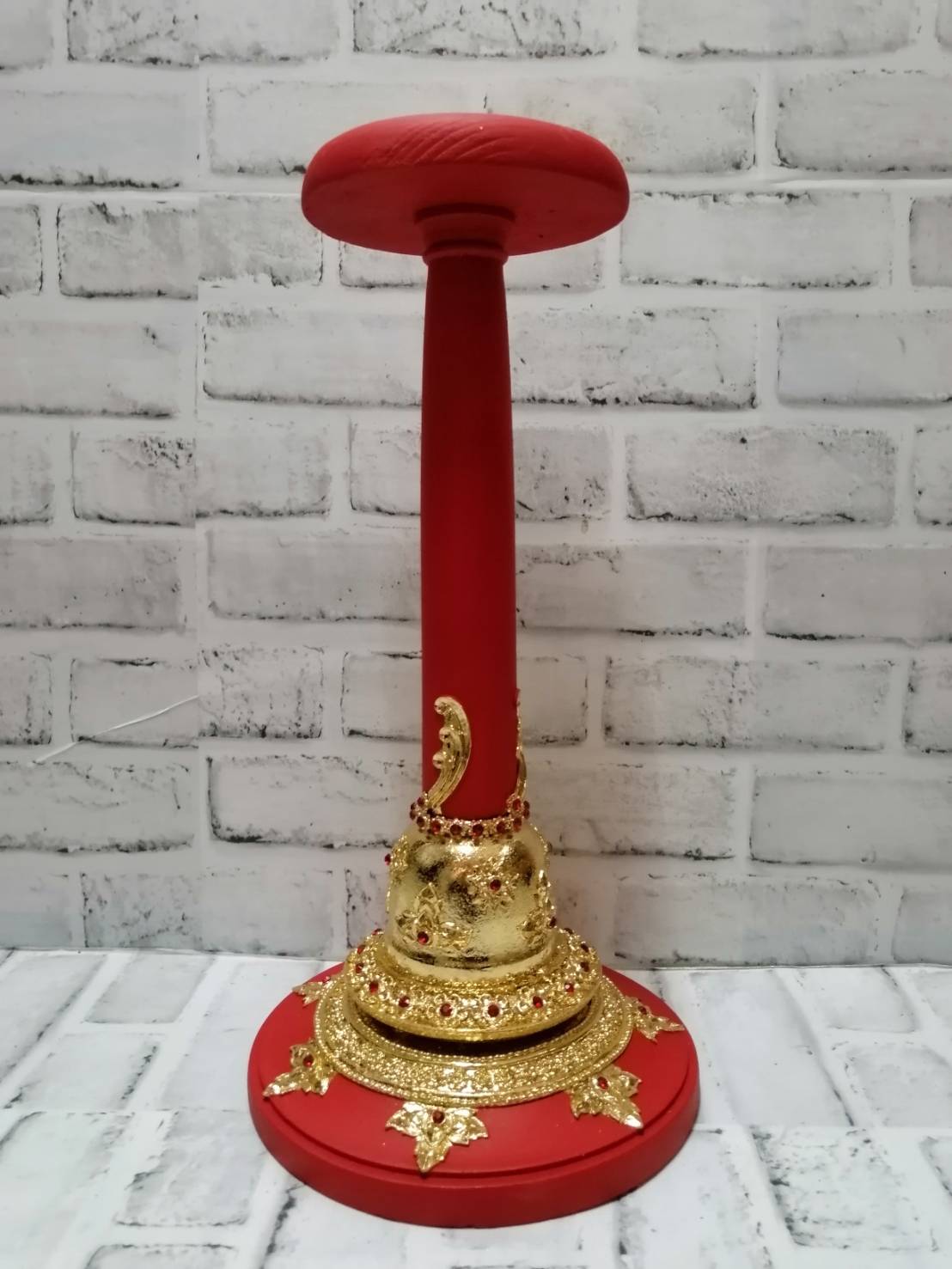 ฐานวาง ขาตั้ง หัวโขน เศียรครู ขนาดครอบ ขนาด 16 นิ้ว (ทอง-แดง)