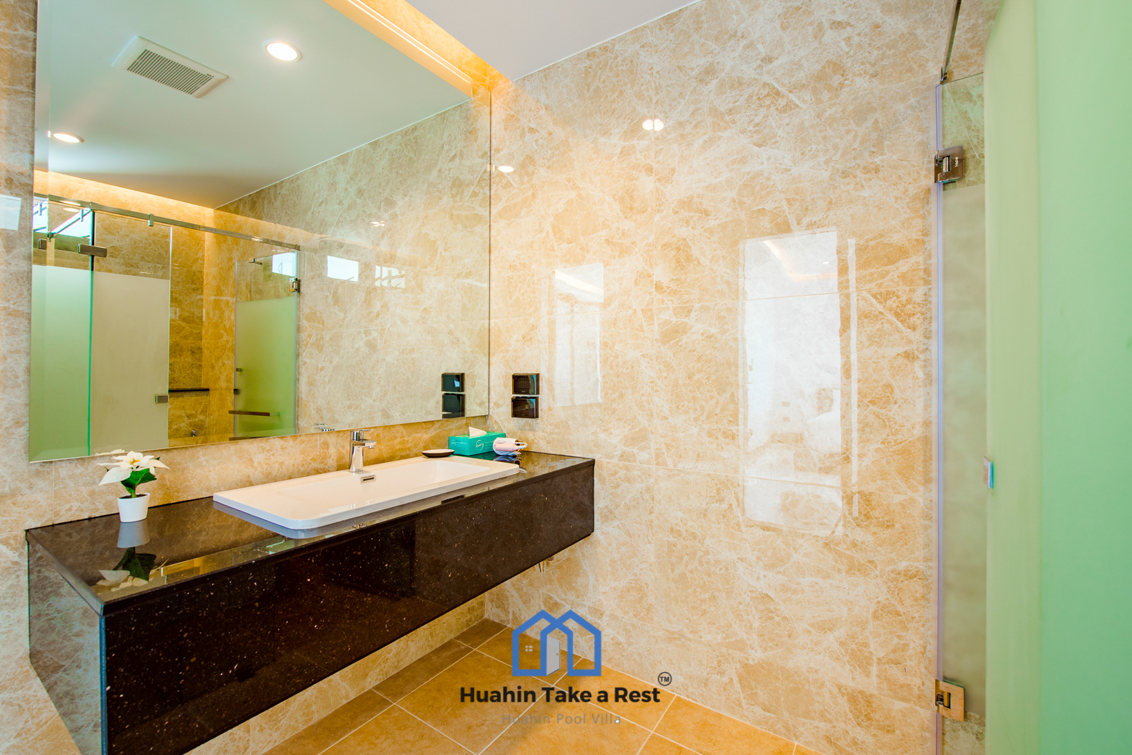 HR15039 บ้านพักติดทะเลหัวหิน The Premium Beach Villa Hua Hin