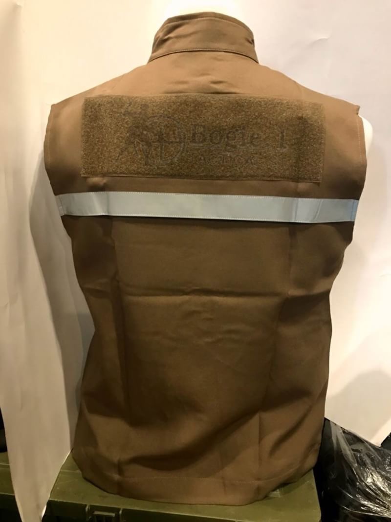 เสื้อกั๊กตำรวจ สี สนว01 มีกระเป๋าใต้แถบสะท้อนแสง มีแถบติดเครื่องหมายทั้งด้านหน้าและด้านหลัง มี Size S M L XL XXL ราคา 650 บาท