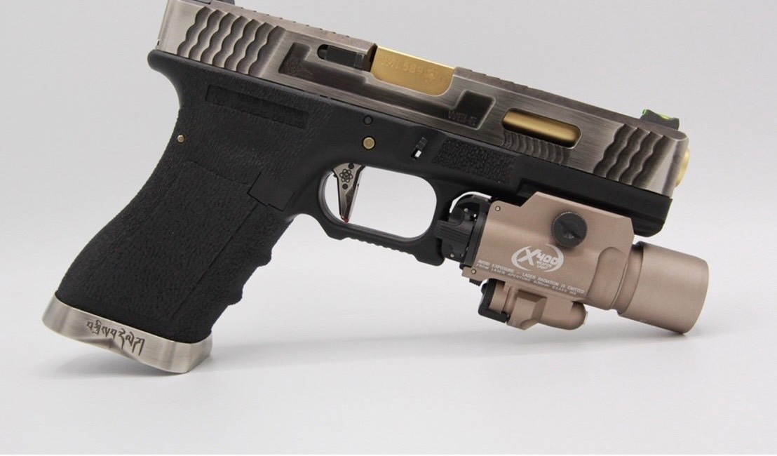 ไฟฉายและเลเซอร์สีแดงติดปืน ยี่ห้อ Surefire รุ่น X400 สีทราย