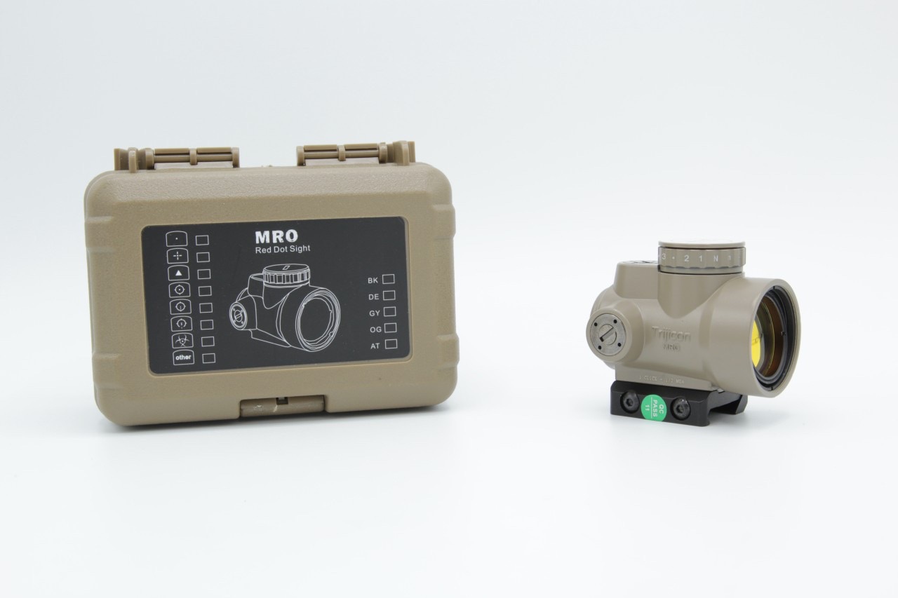 ดอท Trijicon รุ่น MRO คุณสมบัติ : #ดอทรูปทรงขนาดเล็ก #ทนแรงกระแทรกได้ในระดับหนึ่ง #มาพร้อมขาเฉียงยกสูง #ตัวเป้าเล็งสีแดงเล็กและคมชัด สามรถปรับความสว่างได้6ระดับ #มาพร้อมฝาครอบกรองแสง แบบมีฝาเปิดปิด อุปกรณ์ภายในกล่อง : #ตัวดอท #ขาเฉียงยกสูง #ฝาครอบกรองแสง