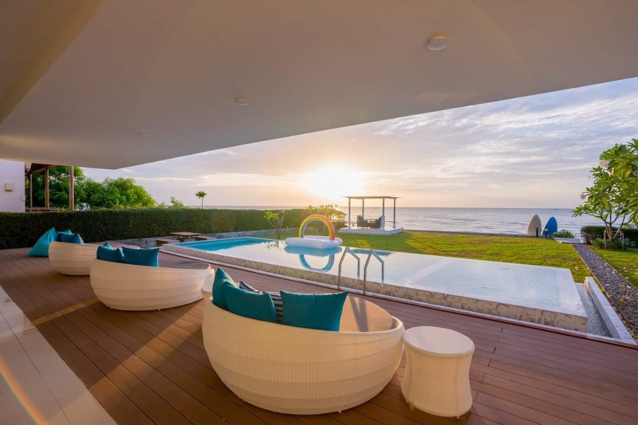 HR15049 บ้านพักติดทะเล The Breezy Beach Pool Villa Cha Am