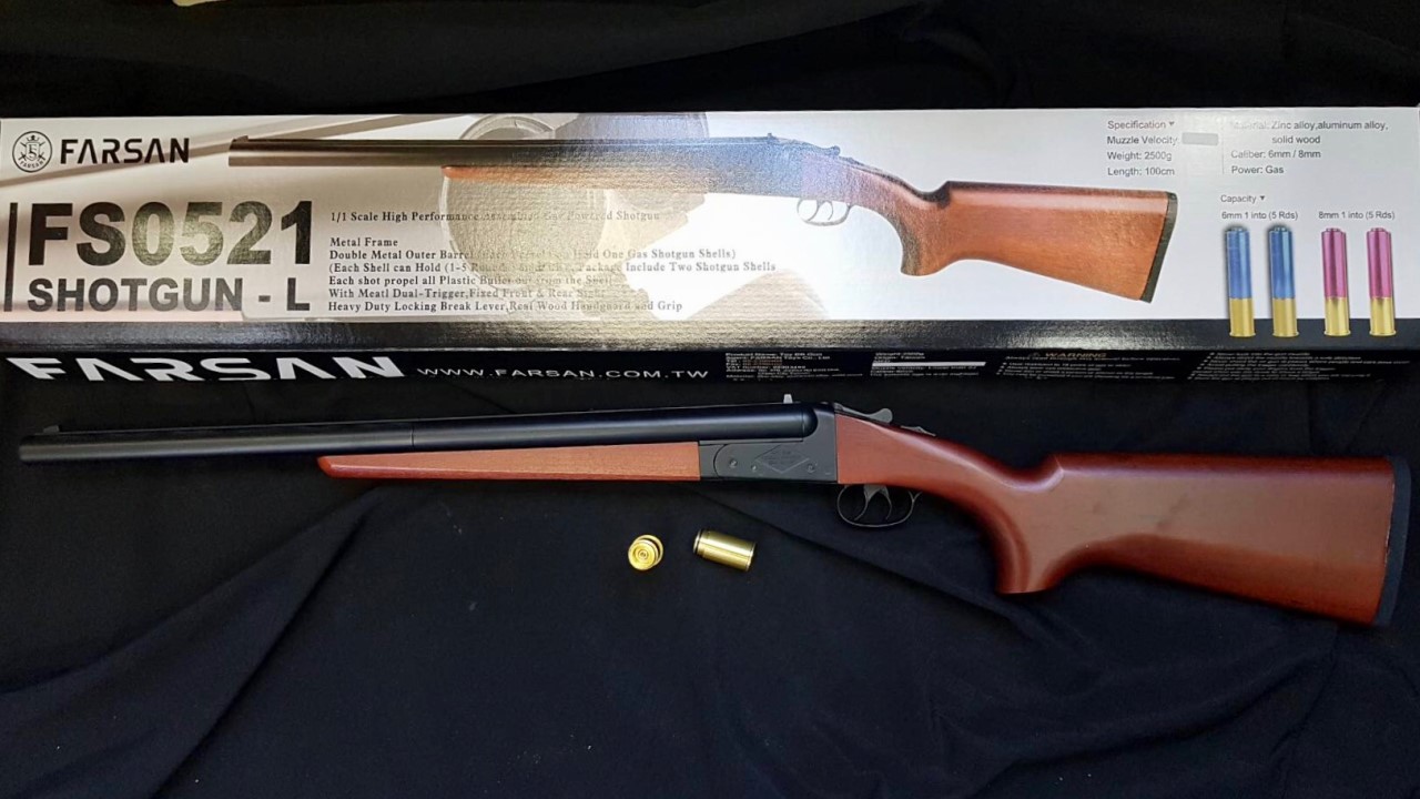 “ ลูกซองแฝดไม้จริง ระบบแก๊ส “ FS 0521 MAD MAX 6mm Gas Powered Fixed-Stock Double-Barreled (Long) Shotgun w/ Wood Furniture - Made in Taiwan - Length : 1000 mm - Weight : 2500 g - System : Gas Powered - Caliber : 6 mm BB - Magazine Capacity : 2 (Each Cartr