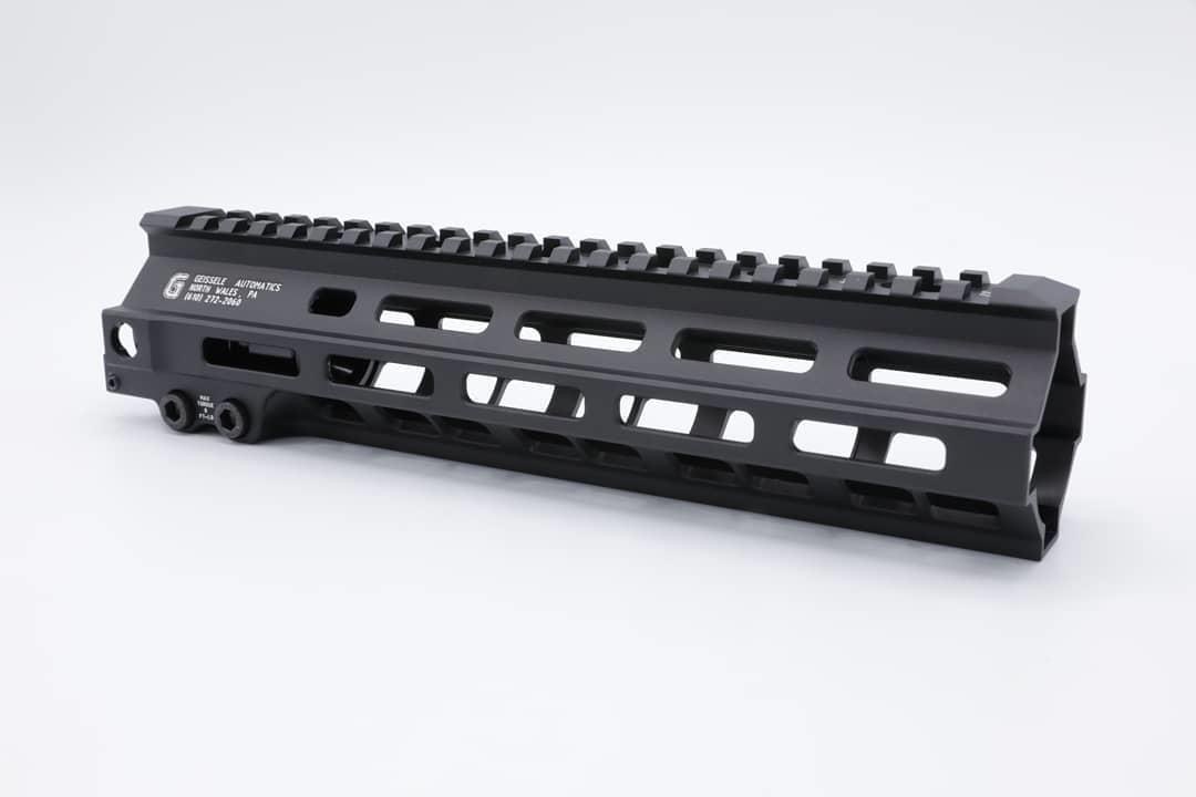 ชุดหน้า Geissele MK8 ระบบรางM-Lock (ชุดหน้า MK8) สำหรับปืนตระกูล : M4/M16 เส้นผ่านศูนย์กลาง : 3.3 mm. มี2รุ่นให้เลือก ✔️รุ่นความยาว 7” (น้ำหนัก 239 กรัม) ✔️รุ่นความยาว 9” (น้ำหนัก 285 กรัม) มี2สีให้เลือก สีดำ สีทราย