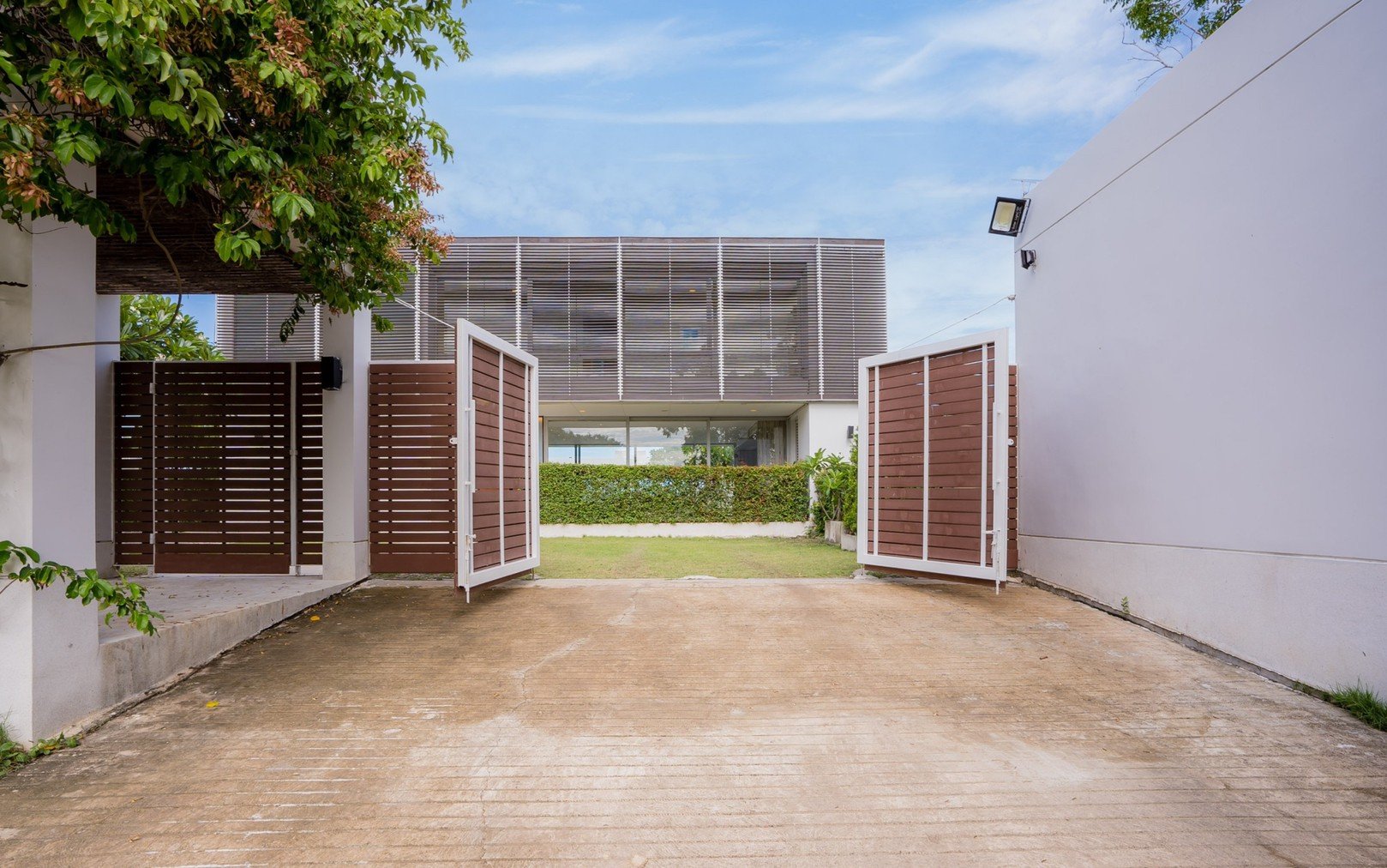 HR15049 บ้านพักติดทะเล The Breezy Beach Pool Villa Cha Am