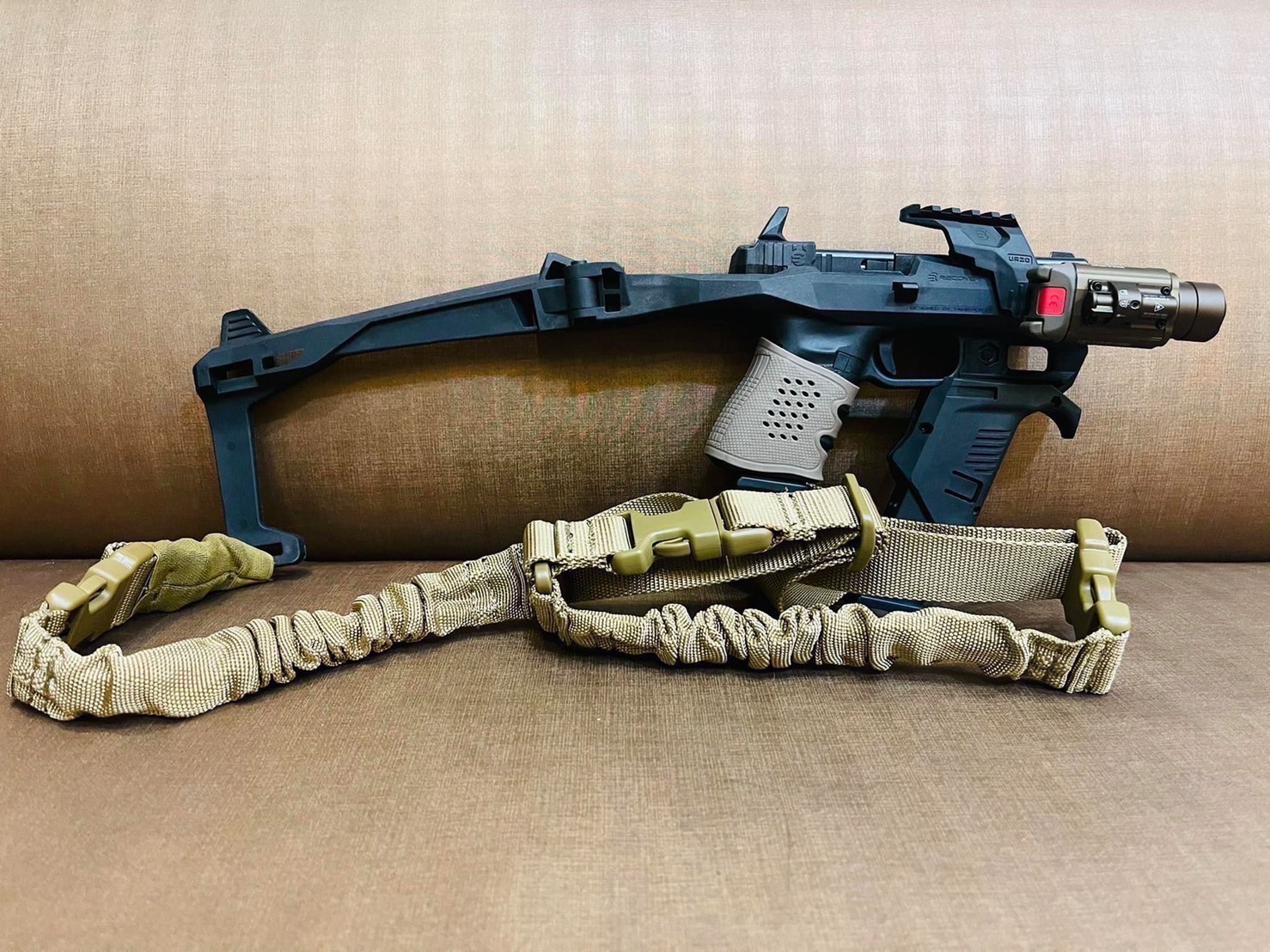 ชุดประกอบปืนสั้น รุ่น Full Kit สำหรับปืน : Glock17,19,34 (ทุกเจน) คุณสมบัติ : วัสดุผลิตจากโพลิเมอร์ คุณภาพสูง ทนความร้อนได้ดีเยี่ยม ขนาดเล็กกระทัดรัด น้ำหนักเบา ติดตั้งง่าย เพียงถอดน็อตตัวเดียว (บริเวณด้านหน้าใต้ลำที่จับรางล่าง) พานท้ายสามารถพับได้ และ ออ