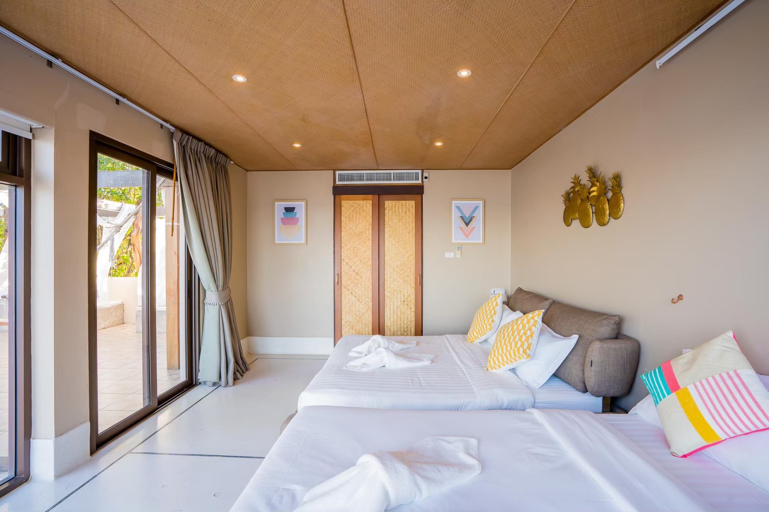 HR15064 บ้านพักติดทะเล The Ocean Beach Villa, Sam Roi Yod.