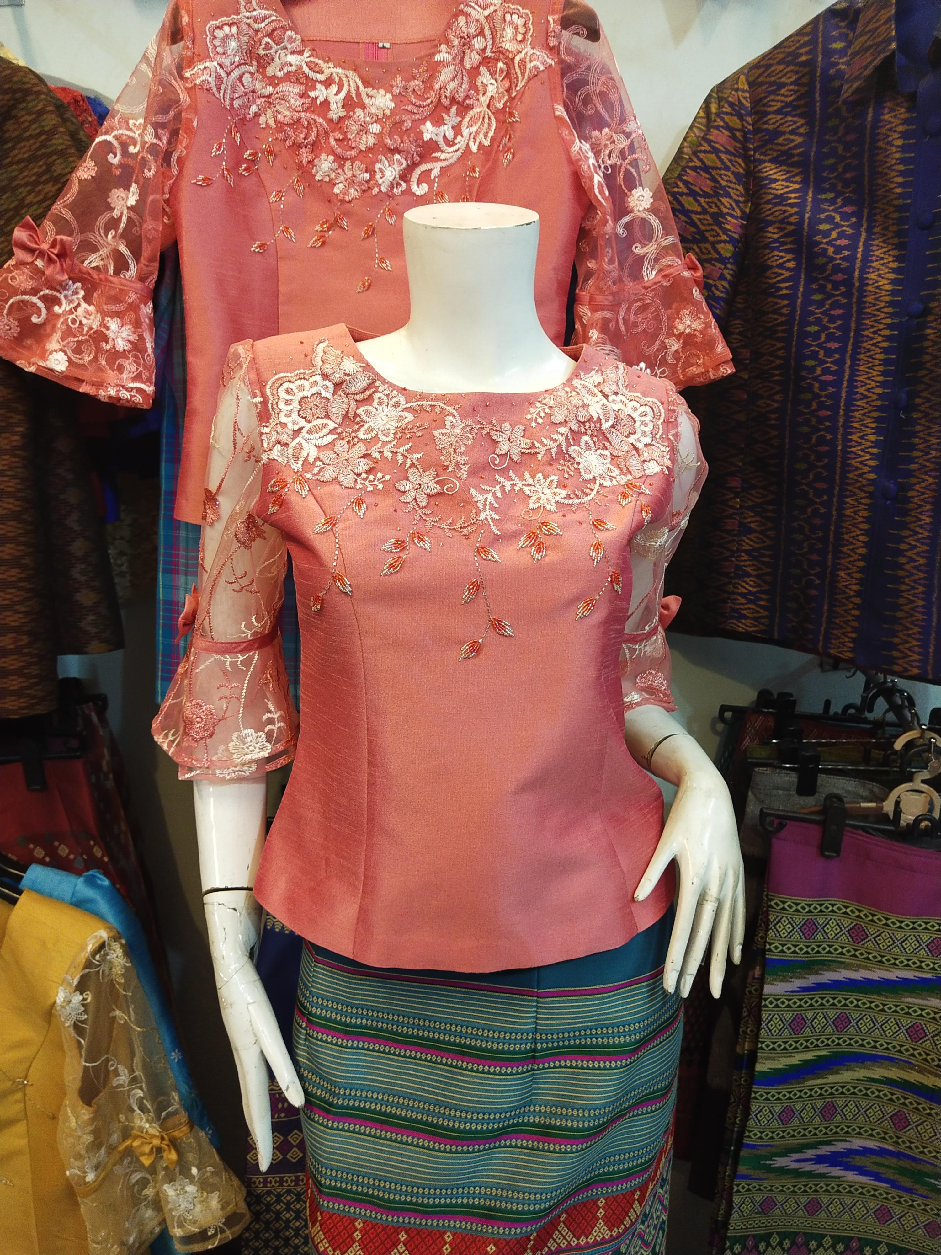 เสื้อผ้าไหมสตรี #เสื้อผ้าผ้าไหมสไตน์เกาหลีปักเลื่อม #เสื้อทำงานผ้าไทย #เสื้อผ้าไหมสไตน์หรู ตามภาพ M