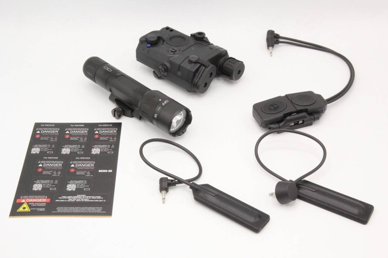 ไฟฉาย+เลเซอร์สีแดง PEQ-15/LA-5C UHP Combat Kit (กล่องแบตไฟฉาย+เลเซอร์สีแดง และ ไฟฉาย M3X) คุณสมบัติ : #ตัวกล่องPEQ ให้ความสว่างของ 200 Lumen #ตัวกล่องPEQ มี3โหมดหลัก 1.โหมดไฟฉายอย่างเดียว 2.โหมดเลเซอร์สีแดง 3.โหมดไฟฉายและเลเซอร์สีแดง #ตัวไฟฉาย M3X ให้ความ