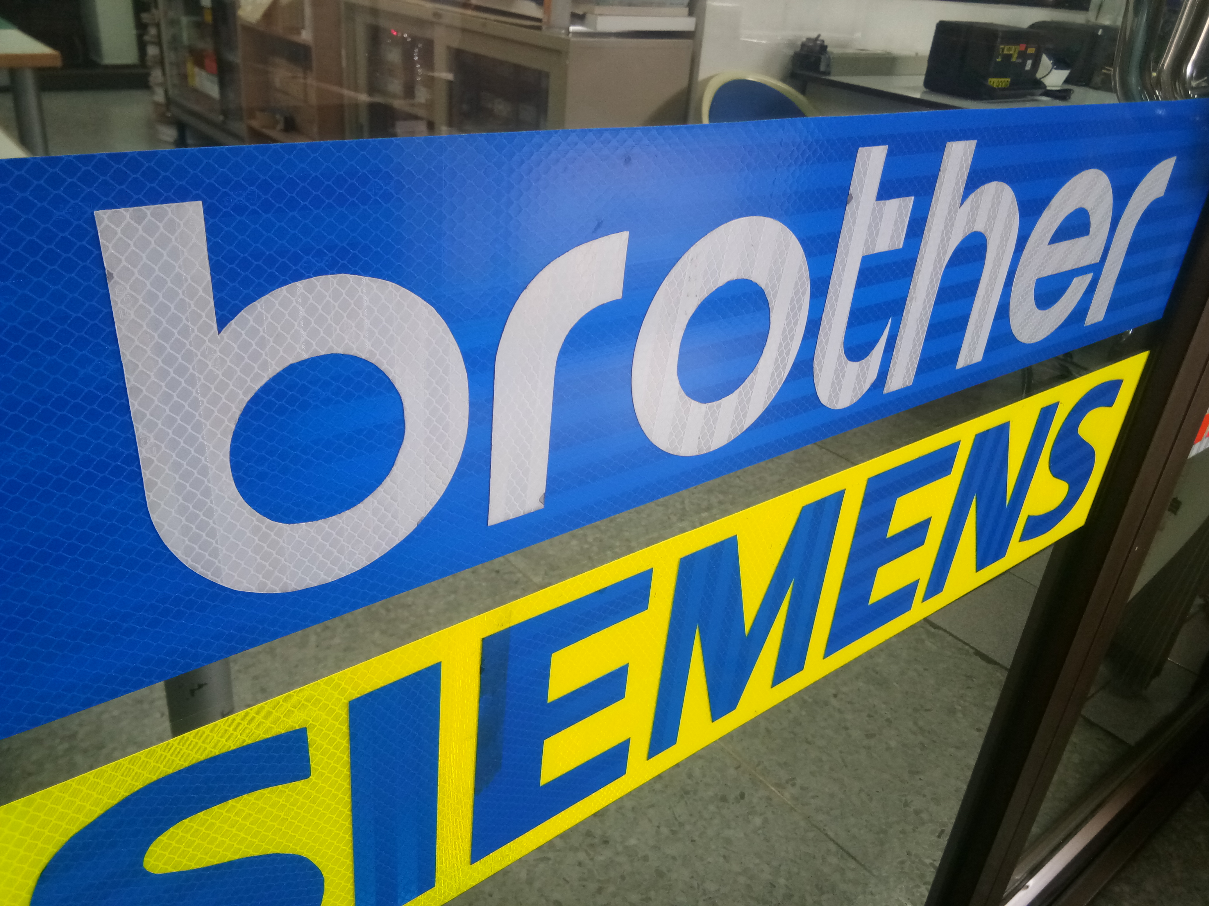 รับตัดสติ๊กเกอร์ 3M สูงสุด 48 นิ้ว ไม่ต้องต่อ ป้ายสติ๊กเกอร์