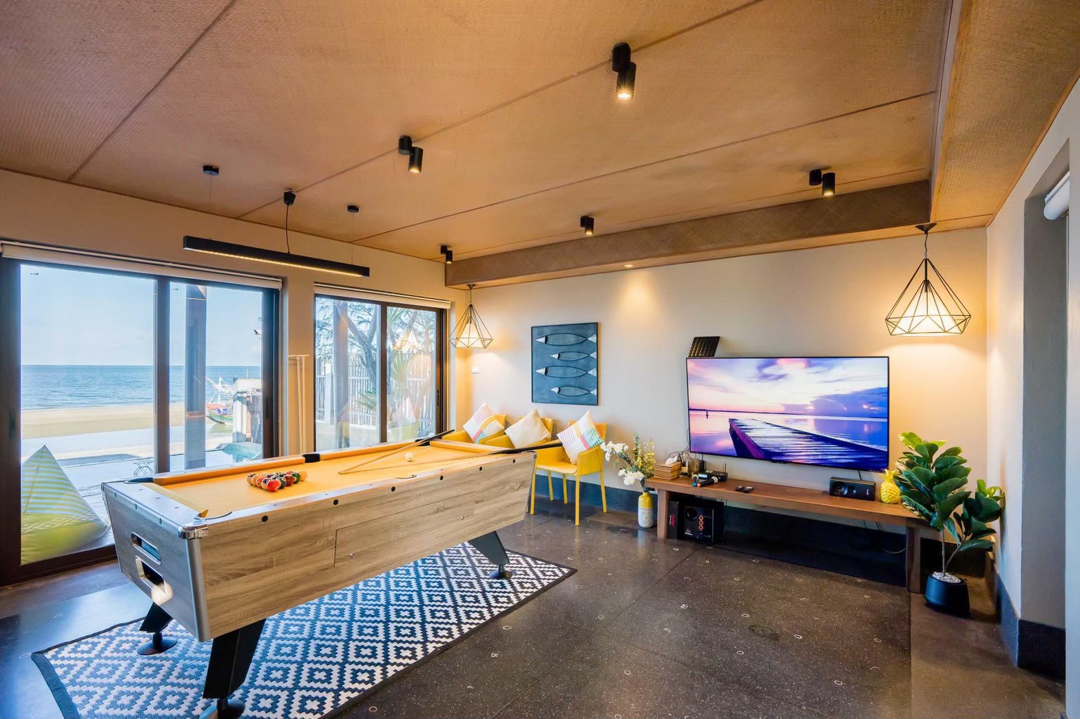 HR15064 บ้านพักติดทะเล The Ocean Beach Villa, Sam Roi Yod.