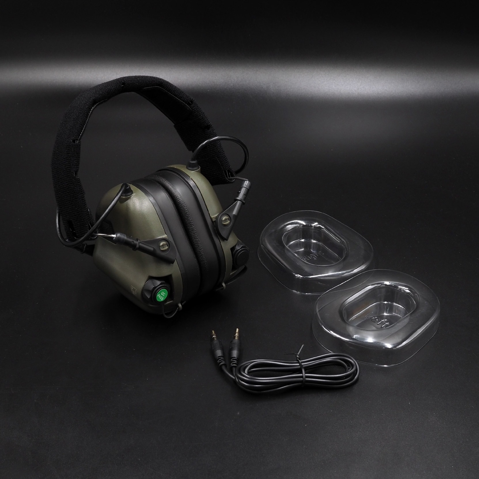 New. ครอบหูฟัง Earmor M31 MOD4 ( Earmor M31 Tactical Headset ) 🔱 ออกแบบมาเพื่อใช้ลดเสียงดังในสถานที่ต่างๆ เช่น สนามยิงปืน, โรงงานอุตสาหกรรม, เครื่องจักรหนัก, ลานบิน เป็นต้น 🔱 ช่วยตัดเสียงที่ดังเกิน 82 dB (NRR22 ) 🔱 ช่วยขยายเสียงที่