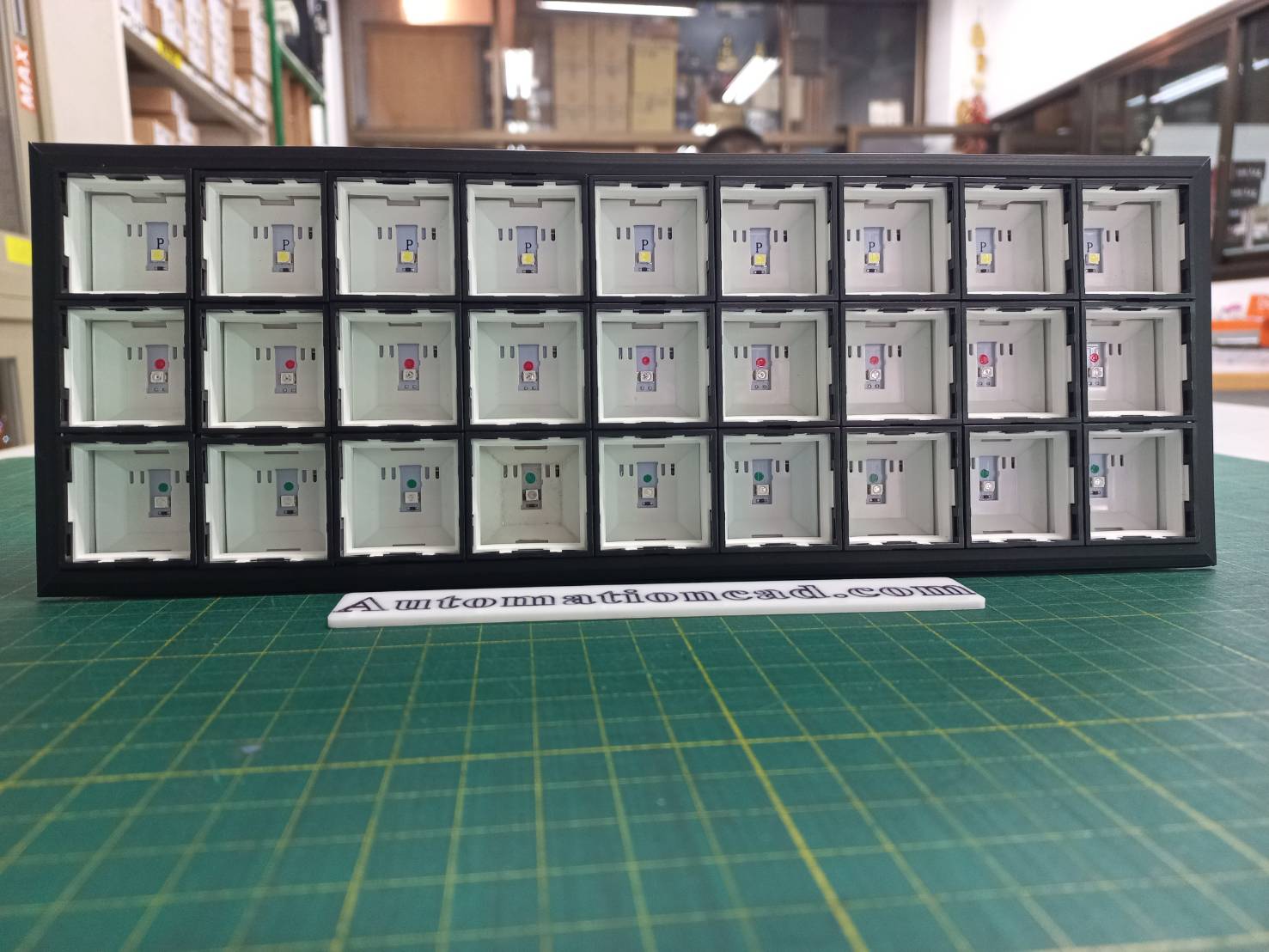 SLC40N IDEC Annunciator 3 แถว 9 คอลัมน์ 24V 40x40 mm. ไฟสีขาว 9ช่อง สีแดง 9ช่อง สีเขียว 9ช่อง