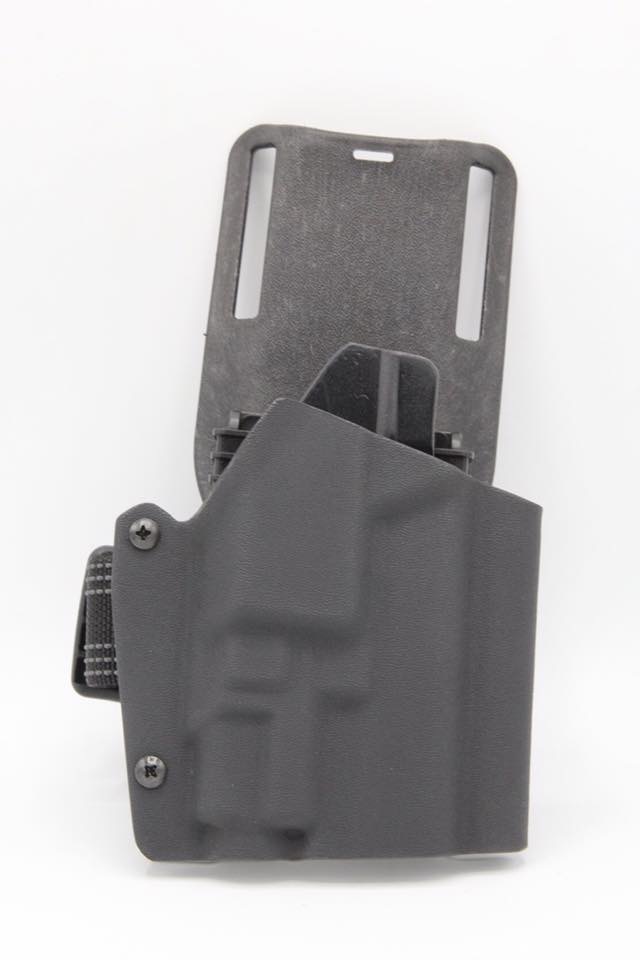 ซองปืน Glock19+TLR-8 คุณสมบัติ : ชสามารถใส่ปืนGlock19 ที่ติดตั้งไฟฉายTLR-7 หรือ TLR-8ได้ มาพร้อมเพลตโหลดต่ำ ที่มีสายรัดต้นขา ช่วยให้ซองปืนกระชับขยับเขยื่อนเวลาใช้งาน มาพร้อมAdapterปลดไว ทำให้สามารถถอดตัวซองปืนออกจากเพลตโหลดต่ำได้เลย สนใจรายการไหนเพิ่มเติม