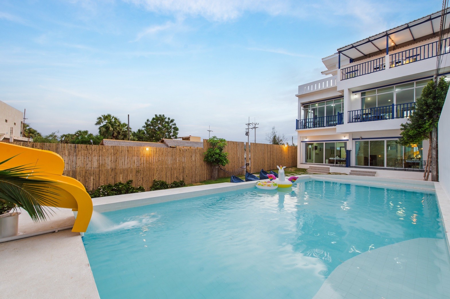 HR15047 บ้านพักติดทะเล The Zarento beach